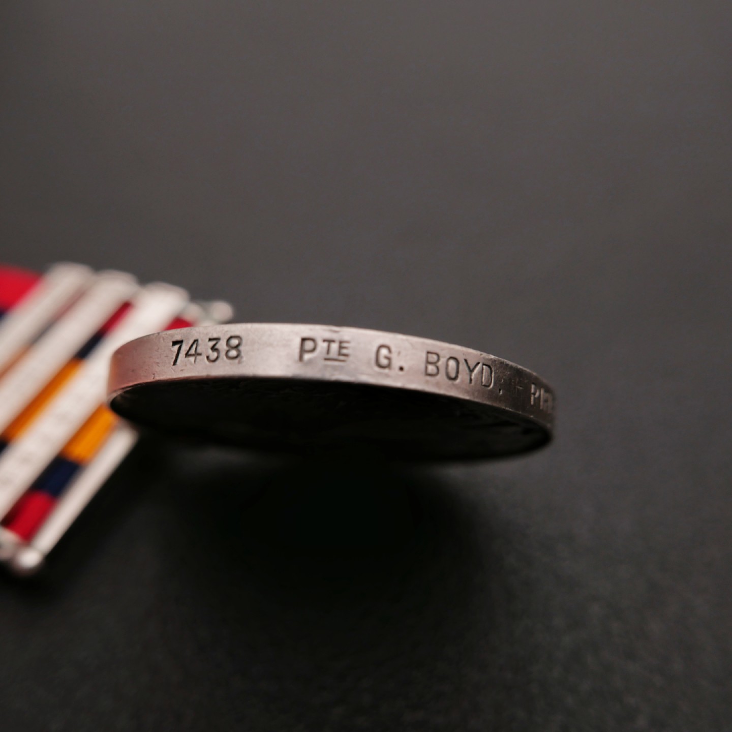 勋章奖章交易所11月26日拍卖 银质英国布尔奖章，三勋条，授1801年成立的皇家步枪旅1营G.BOYD（军籍号7438），送电子版档案