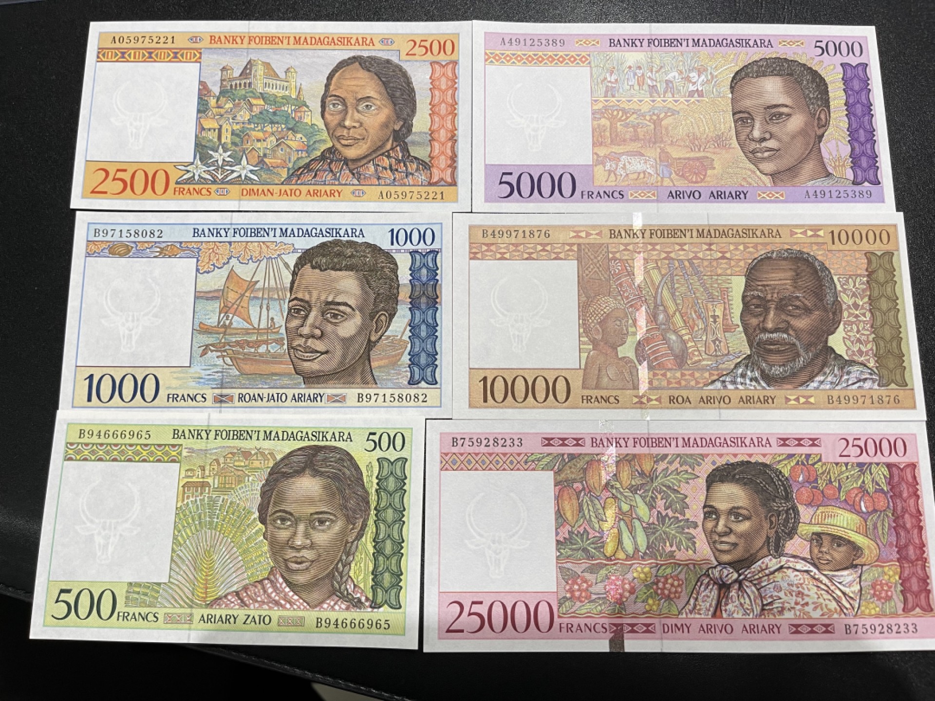 《外钞收藏家》第二百二十一期（连拍第二场） 马达加斯加2500-25000六张一起 全新UNC 大面额有一个荧光瑕疵