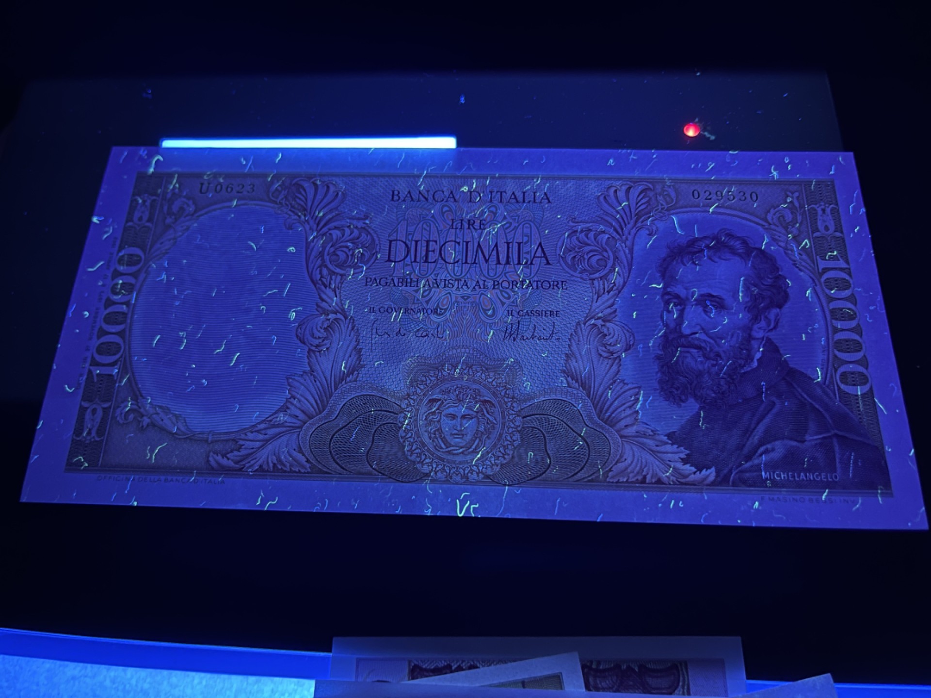 《外钞收藏家》第二百二十一期（连拍第二场） 1962年意大利1万里拉 全新 两个角轻微瑕疵 荧光很漂亮