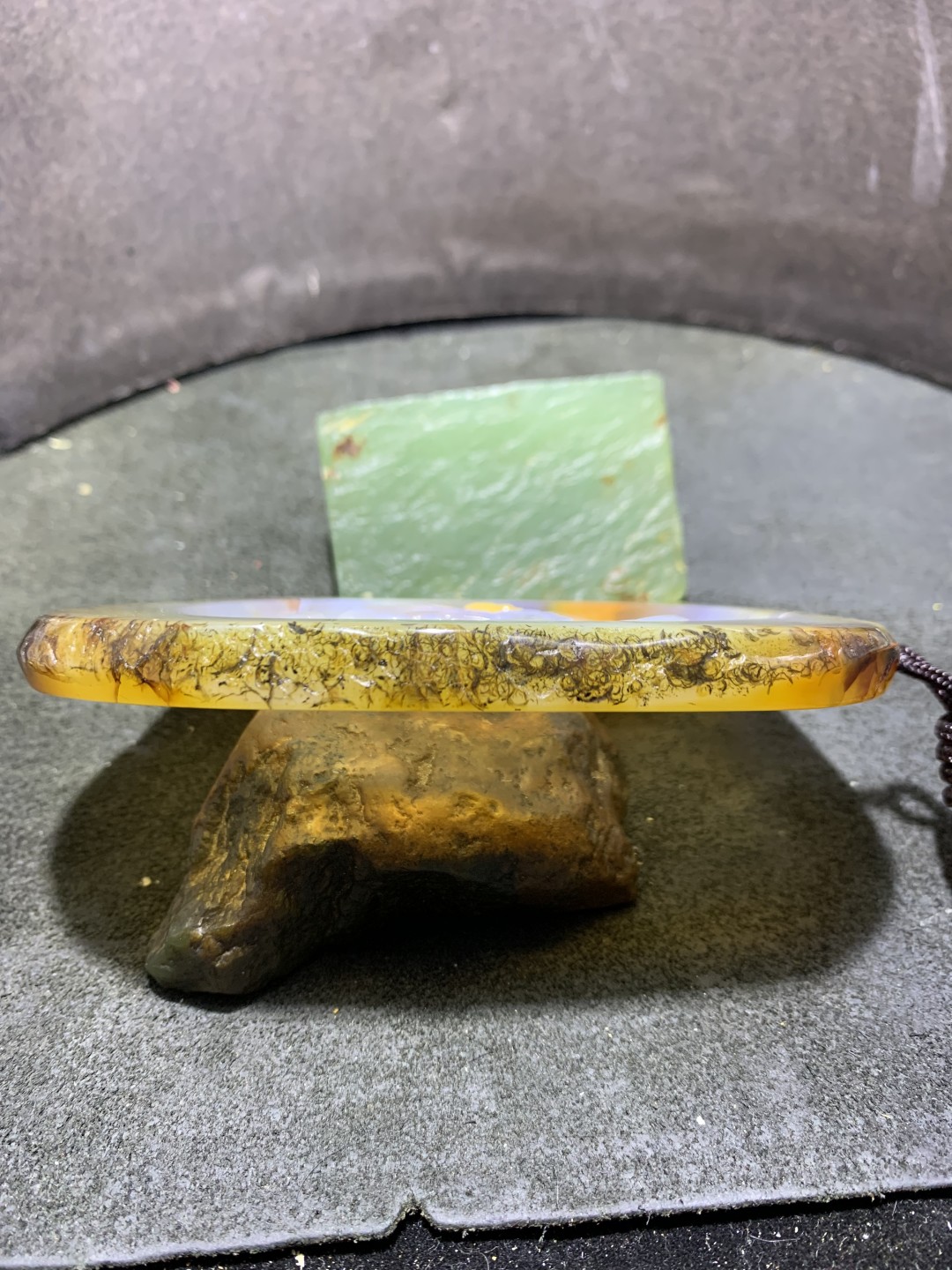 重器天然马达加斯加原皮玛瑙雕刻大龙牌子一块