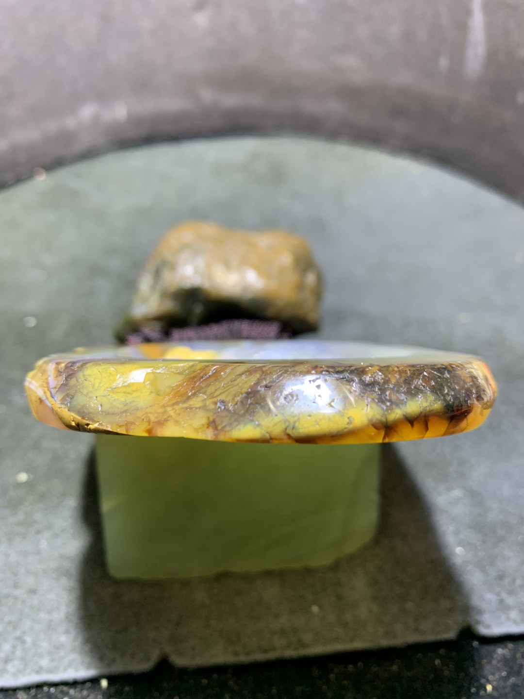 重器天然马达加斯加原皮玛瑙雕刻大龙牌子一块