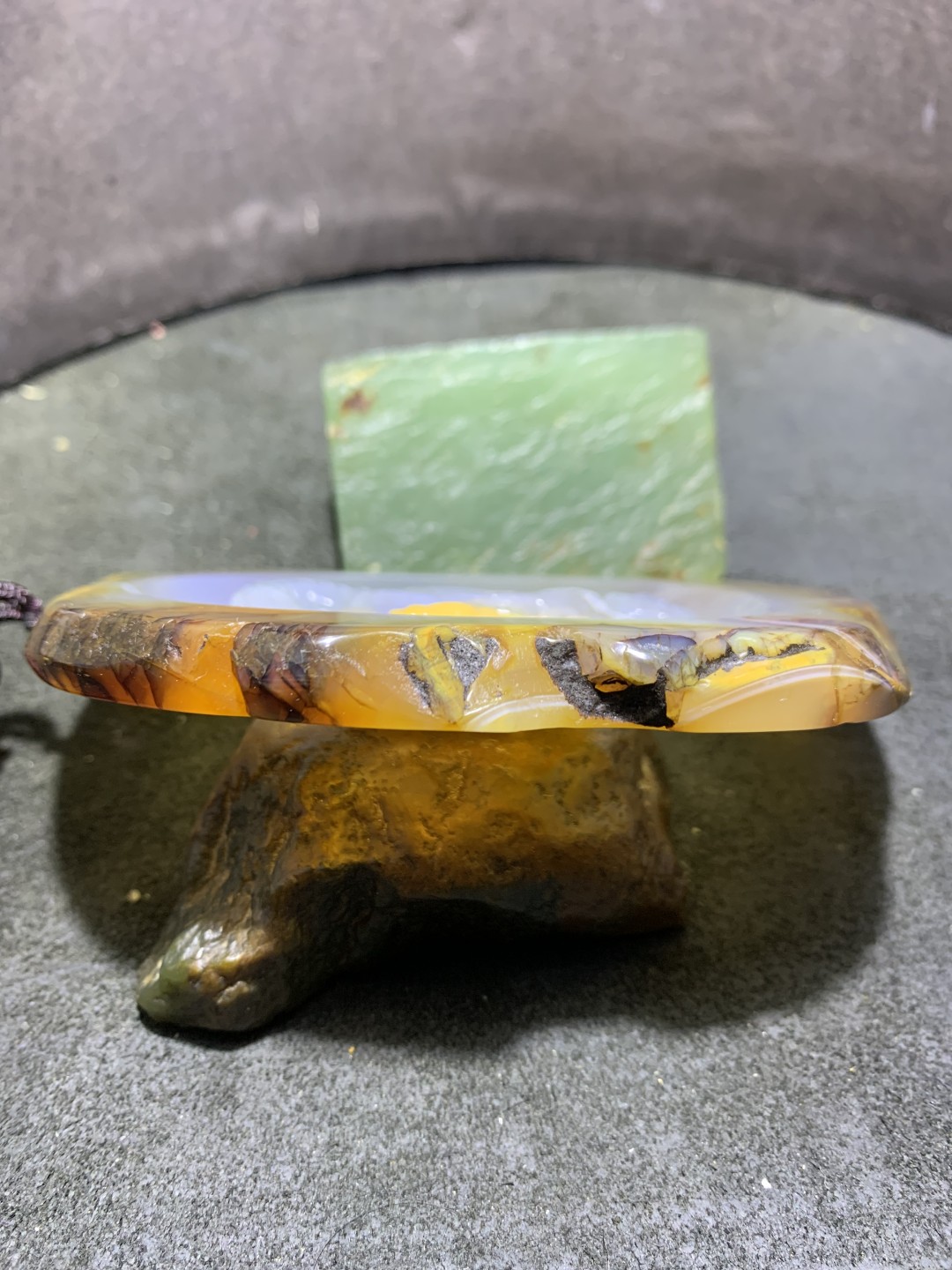 重器天然马达加斯加原皮玛瑙雕刻大龙牌子一块
