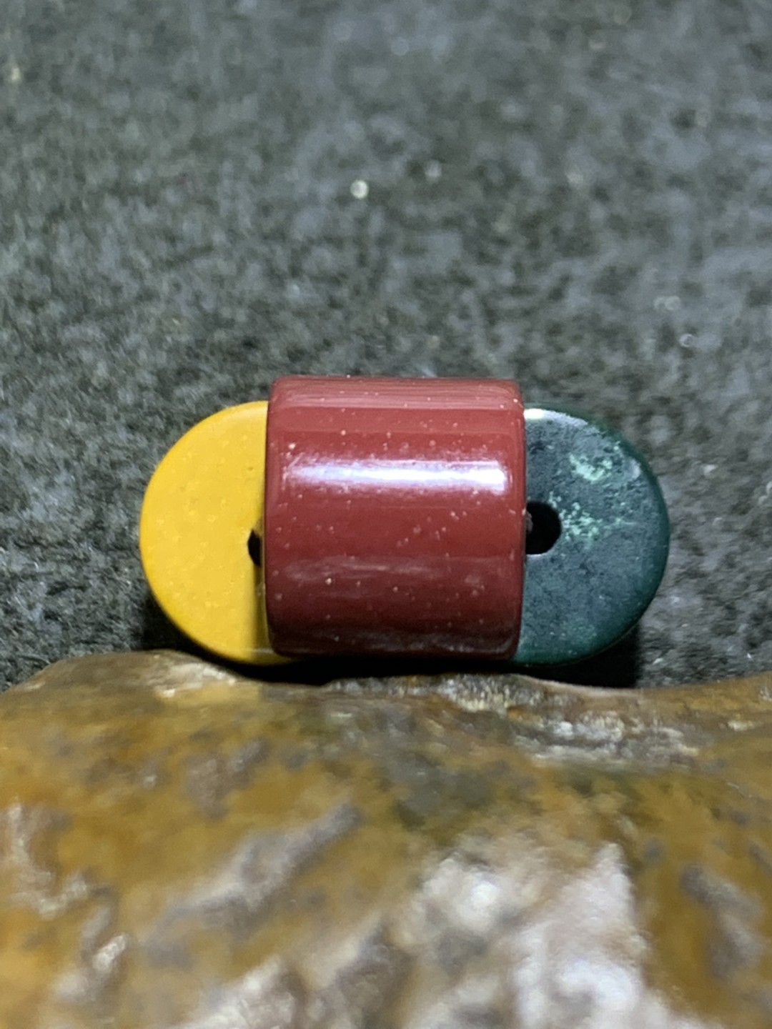 阿拉善玛瑙彩玉红黄绿三色桶珠一组