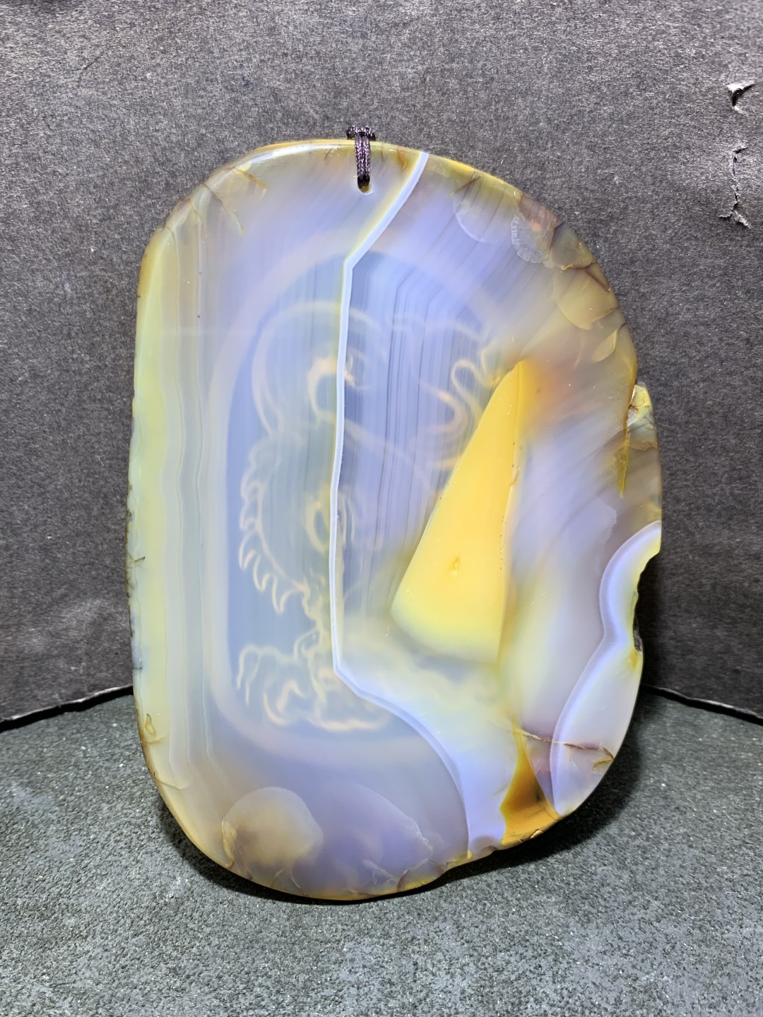 重器天然马达加斯加原皮玛瑙雕刻大龙牌子一块