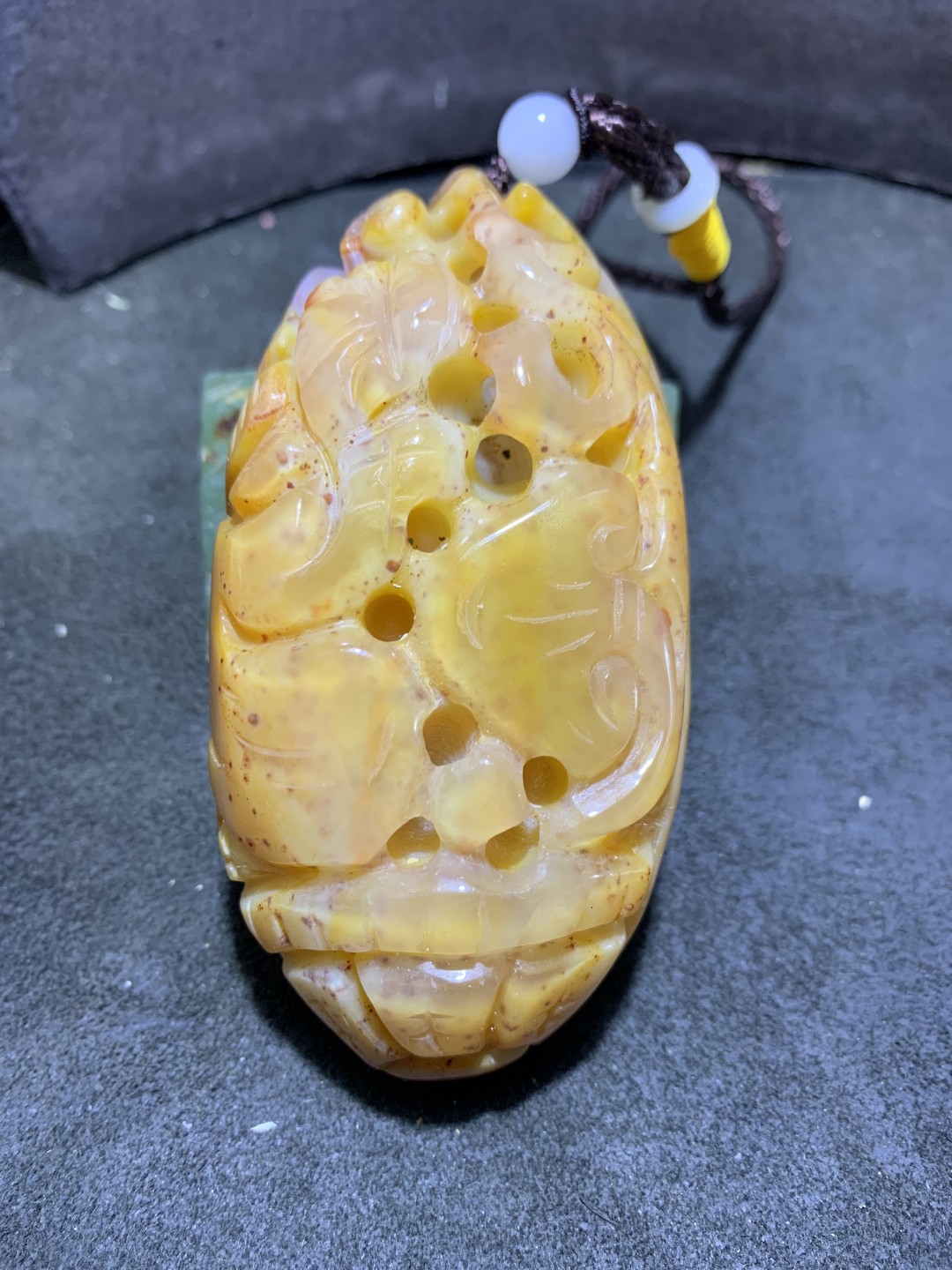 重器天然马达加斯加冰透高玉化朱砂点玛瑙镂空雕刻招财貔貅把件一个，
