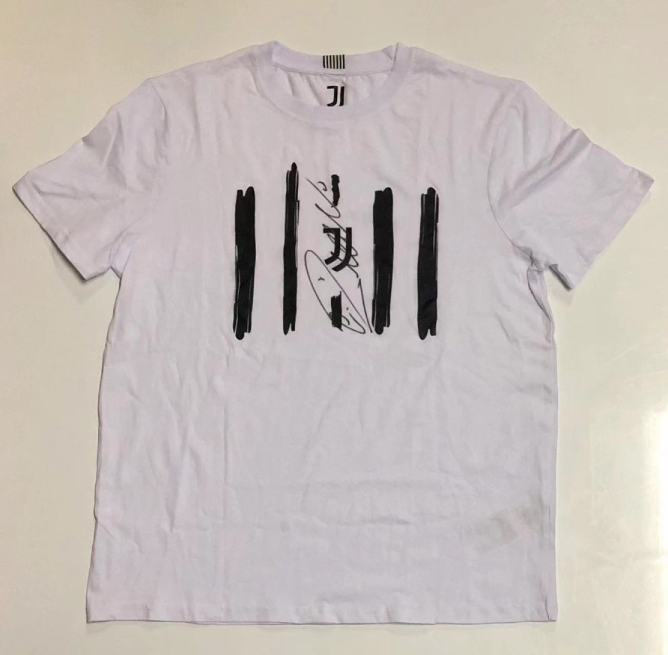 零元拍：C罗亲笔签名尤文图斯时期官方主场训练生活T恤，比曼联时期给力多了，衣服漂亮签的也漂亮！