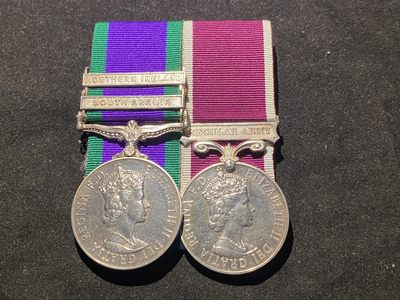 盛世勋华——号角文化勋章专场拍卖第67期 - 英国常规服役联排 定制礼服挂，带少见双条（南阿拉伯 北爱尔兰）常规服役和陆军长期服役奖章 银制带边铭 带厂标