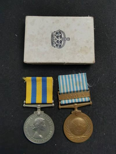 盛世勋华——号角文化勋章专场拍卖第66期 （加群请加微信 加qq群请截图扫码） - 英国朝鲜战争奖章 联合国朝鲜战争奖章一对 带边铭 少见带原纸盒