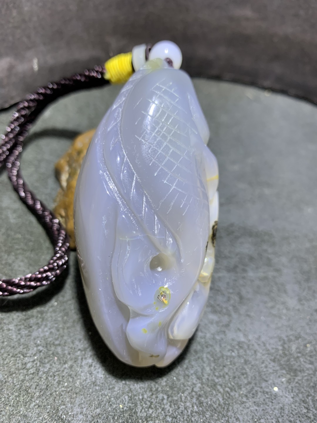 重器天然马达加斯加原皮草花纹玛瑙镂空雕刻年年有余把件一个