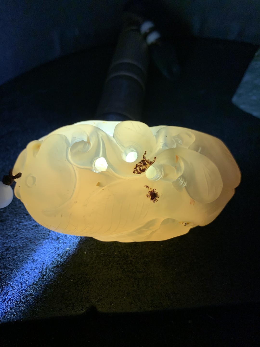 重器天然马达加斯加原皮草花纹玛瑙镂空雕刻年年有余把件一个