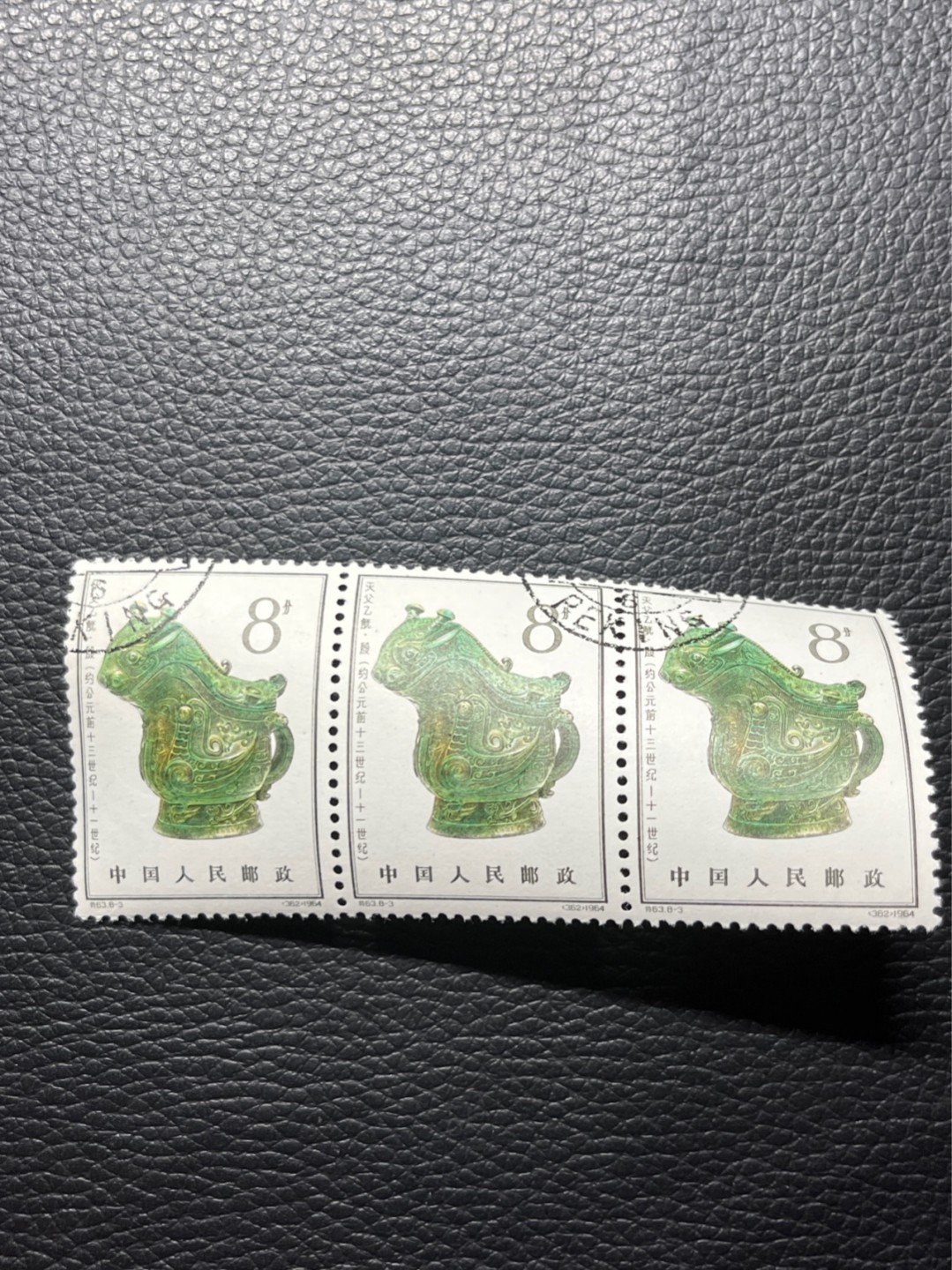 洪涛臻品批发群  精选邮票限时拍卖第九十六期 特63青铜器8-3盖销 3连  ✦总筋✦2枚全品1枚上品，老纪特三俗稀缺，ASG95分新票拍卖价8000多元，版撕全品盖销注意捡漏。解放初的经典票，整版撕开，面艳胶白，票挺洁净，齿孔完美，收藏评级两相宜，且有高附加值边纸。老纪特的版票资源十分稀缺难寻，机会来临时必须抓住。