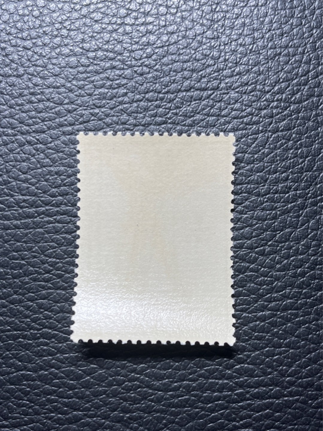 洪涛臻品批发群  精选邮票限时拍卖第九十六期 【评级推荐】特63青铜器  8-1新票一枚，版撕全品嘎嘎绝，齿孔饱满圆润，白胶润泽无任何瑕疵，ASG评级搏分首选，包OG。