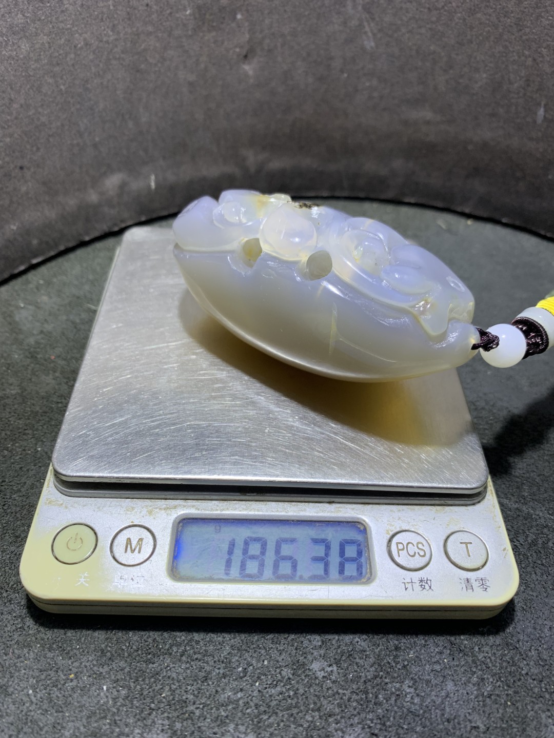重器天然马达加斯加原皮草花纹玛瑙镂空雕刻年年有余把件一个