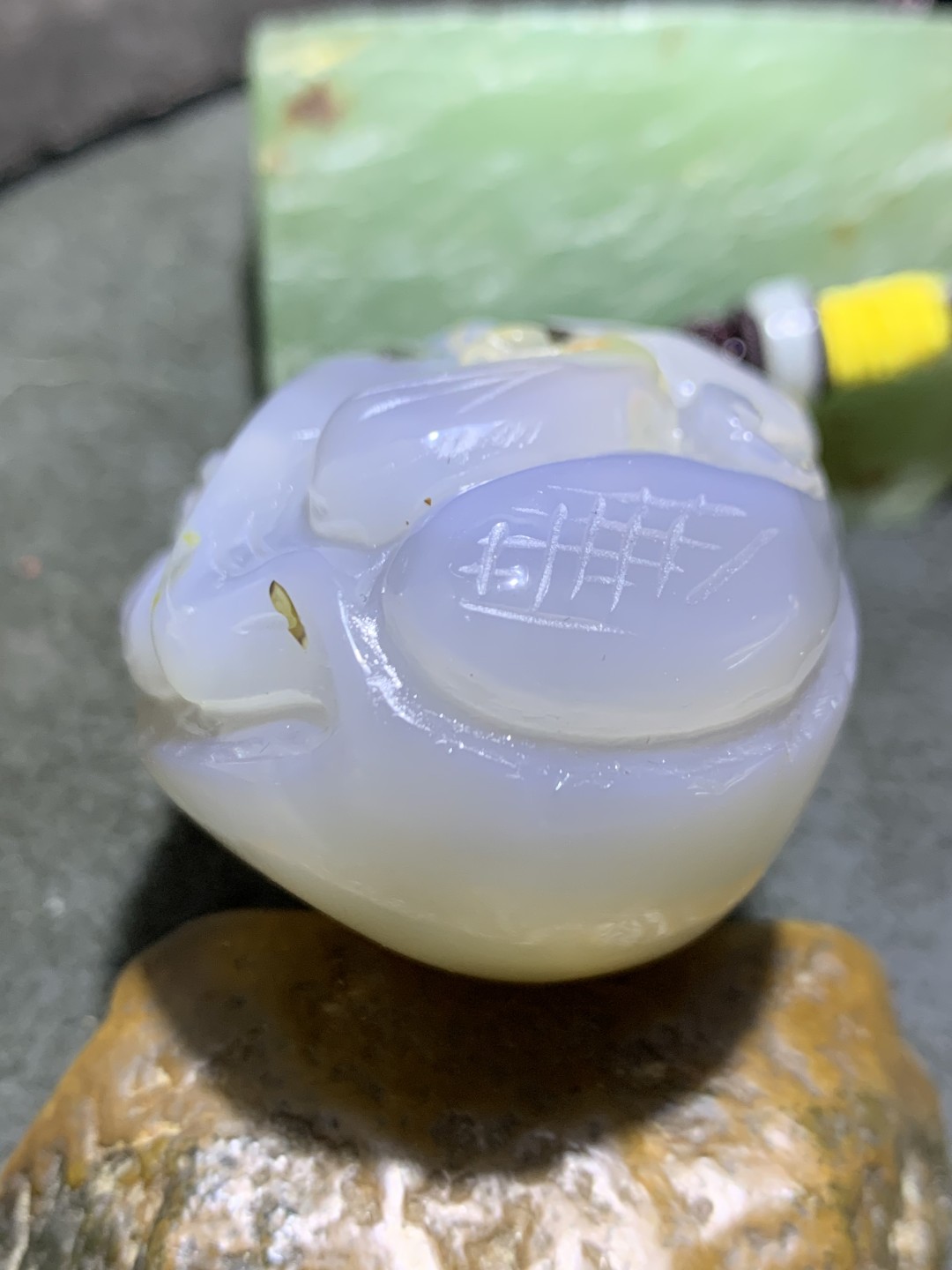重器天然马达加斯加原皮草花纹玛瑙镂空雕刻年年有余把件一个