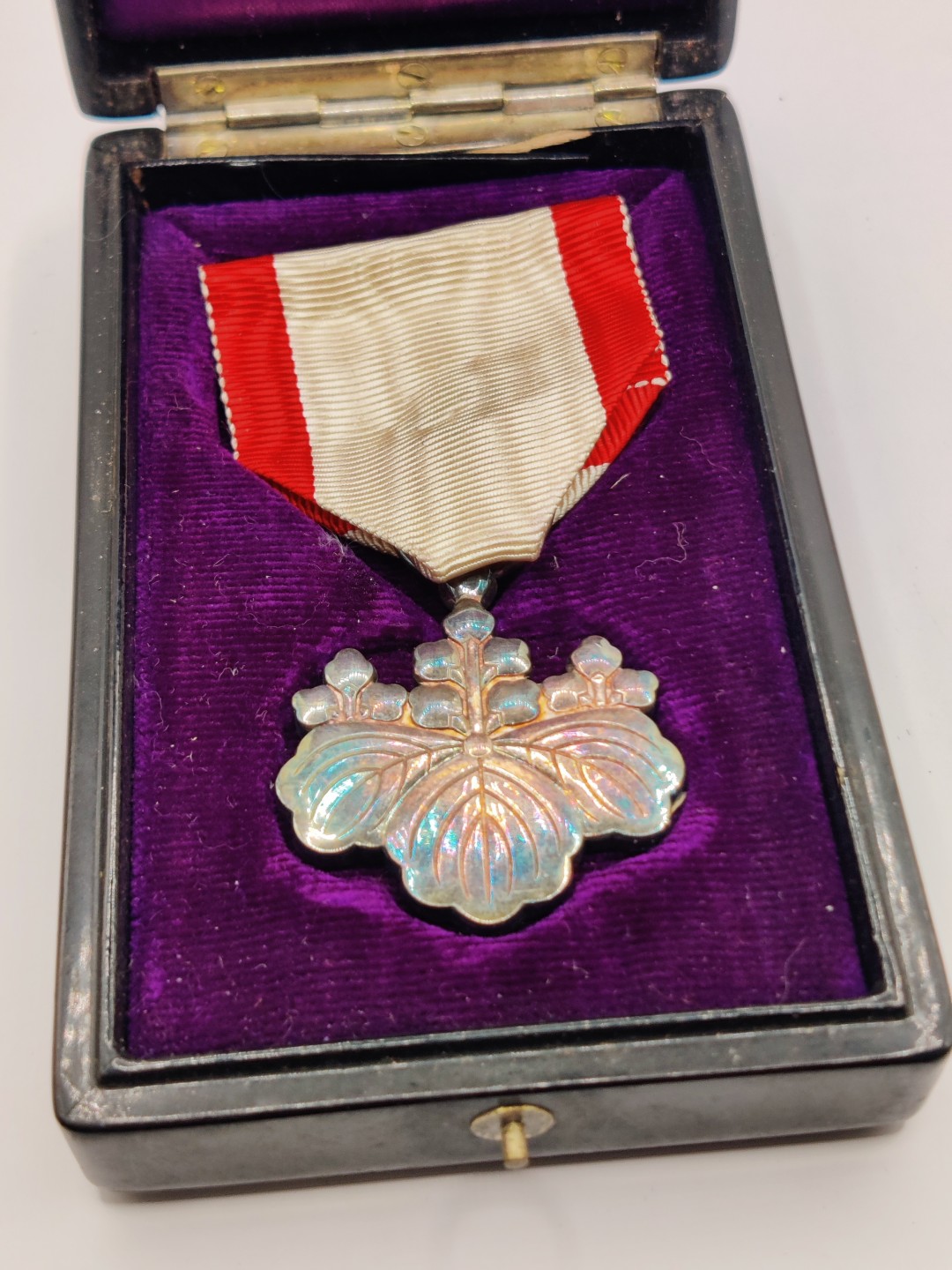 全场0元起拍 第18期 咸鱼国勋章拍卖专场 11月30日（周三）下午6：00开始 日本二战时期 八等白叶章 银制 盒有损