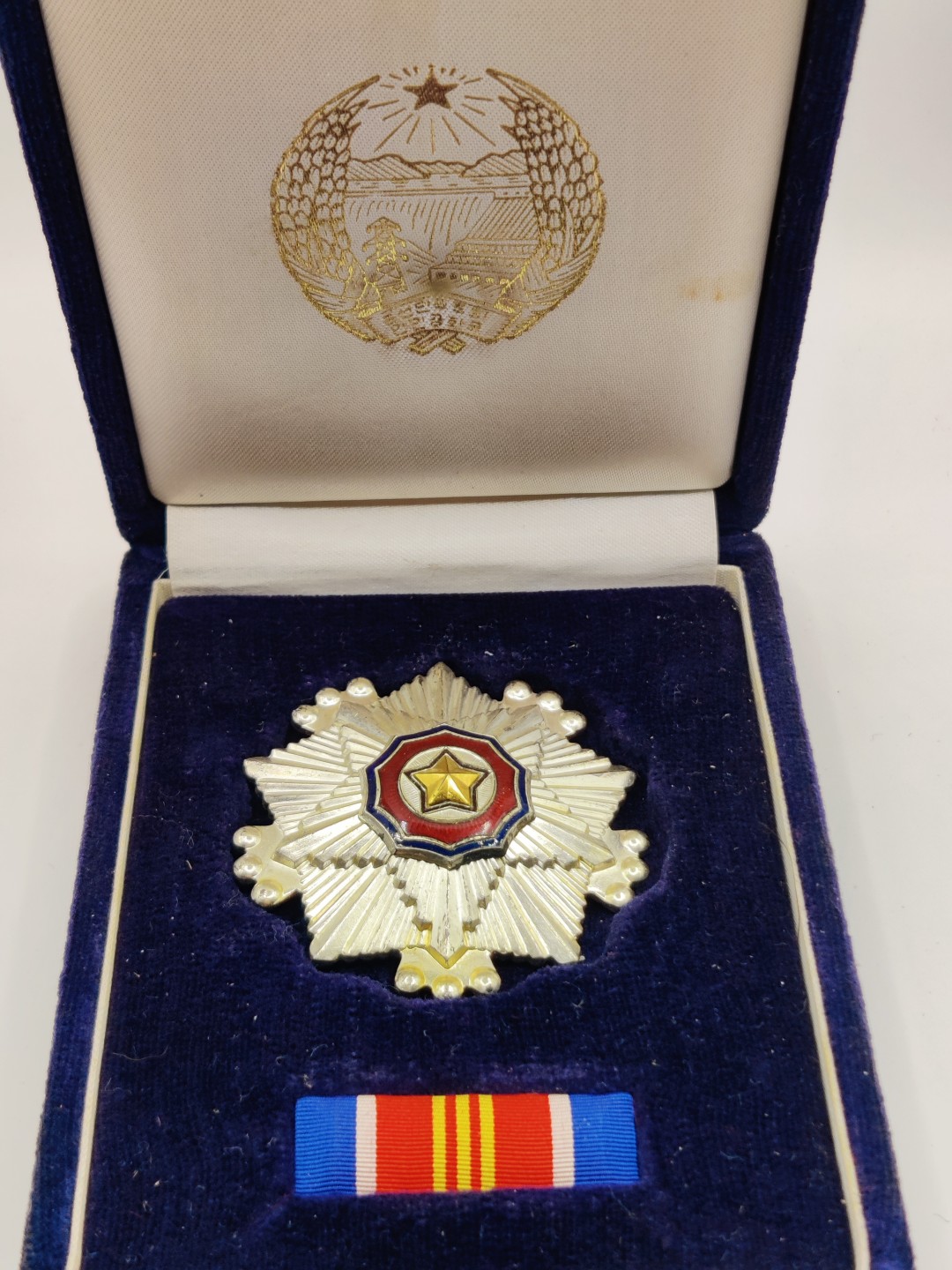 全场0元起拍 第18期 咸鱼国勋章拍卖专场 11月30日（周三）下午6：00开始 日本朝总联版烫金国徽盒 三级国旗勋章 早期带编号