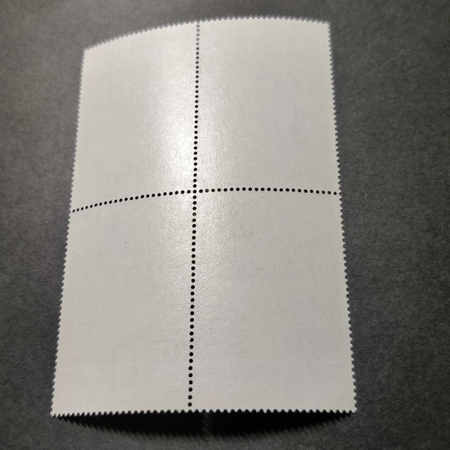 洪涛臻品批发群  精选邮票限时拍卖第九十八期 故宫古画 明仇英山水画 4全套方联 角尖齿全 票面明亮鲜艳 背面雪白嫩滑  原胶润亮全品！(图2是参考资料，背面有黄的售价198元，实际不是内芯，这就是正式发行的套票！)