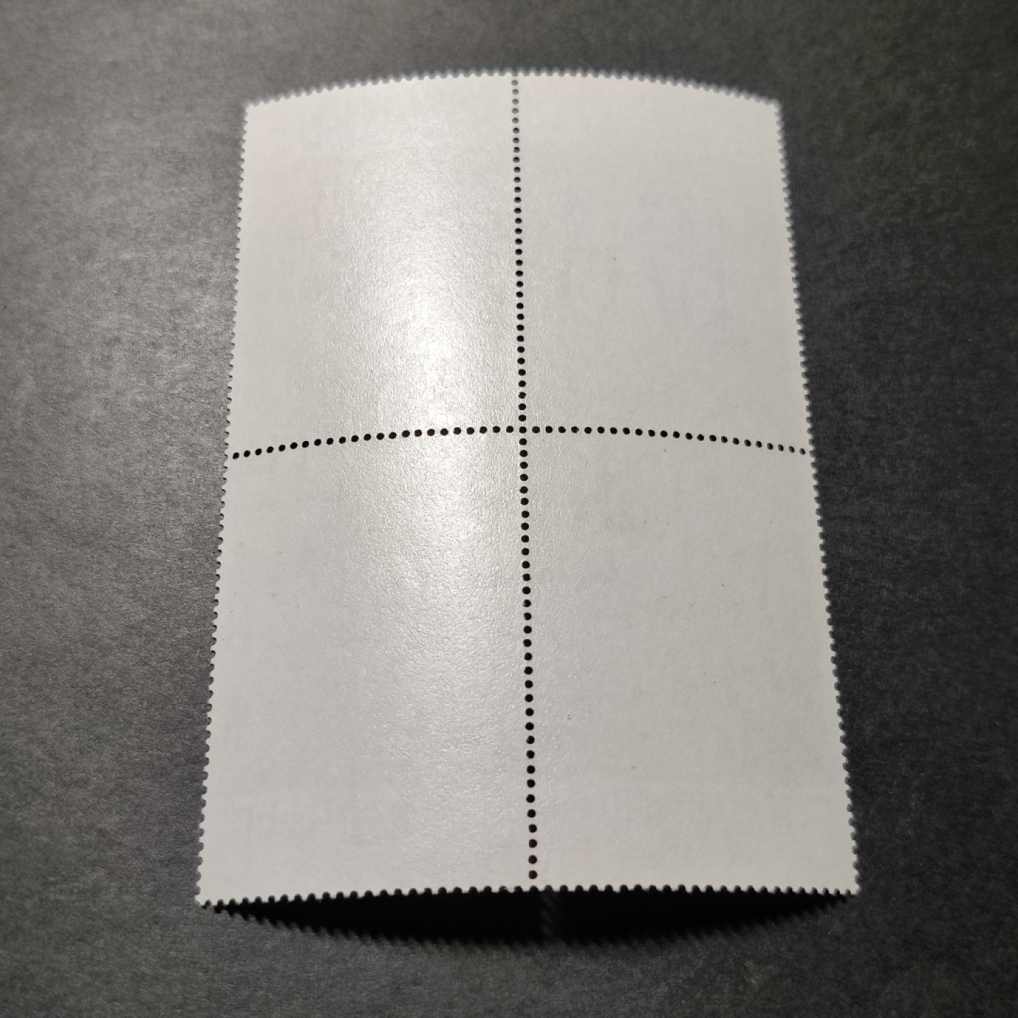 洪涛臻品批发群  精选邮票限时拍卖第九十八期 故宫古画 明仇英山水画 4全套方联 角尖齿全 票面明亮鲜艳 背面雪白嫩滑  原胶润亮全品！(图2是参考资料，背面有黄的售价198元，实际不是内芯，这就是正式发行的套票！)
