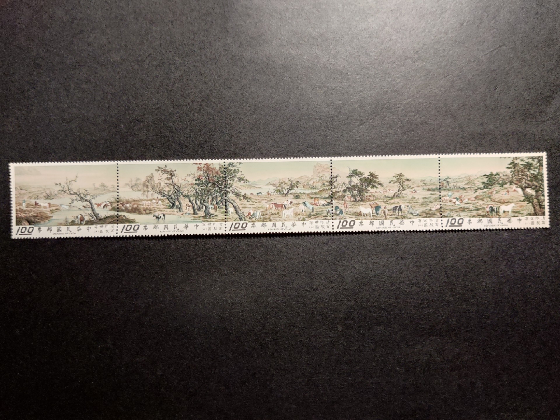 洪涛臻品批发群  精选邮票限时拍卖第九十八期 经典名票 故宫古画 郎世宁百骏图 面艳背白票挺 齿间无折！ 原胶润亮无贴！极轻微镊子印见背图，对于该长幅联票可以忽略。图2参考资料。