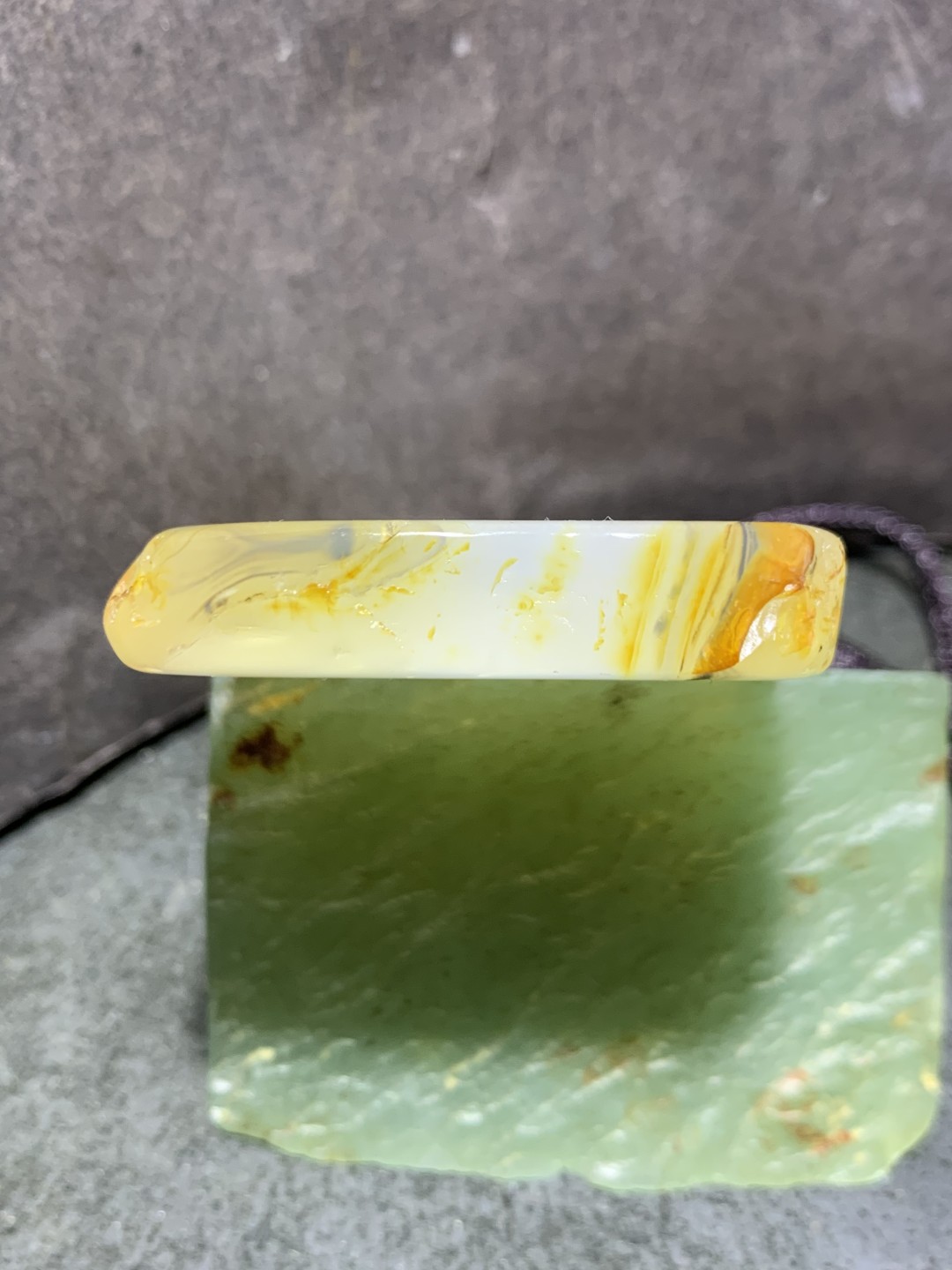 重器天然马达加斯加原皮玛瑙雕刻登山访友意境牌一块