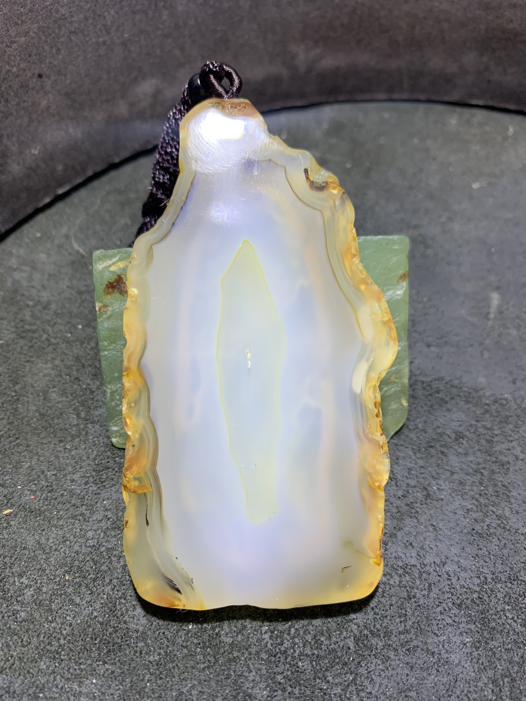 重器天然马达加斯加原皮玛瑙雕刻登山访友意境牌一块