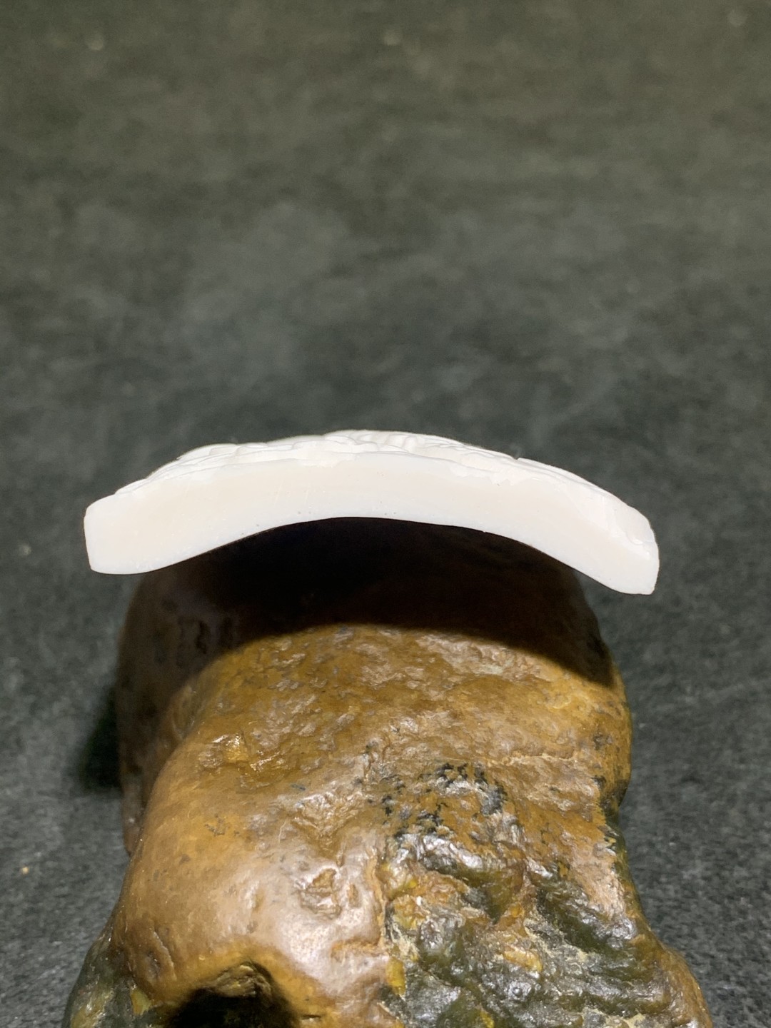 精美牛骨雕刻忠义关二爷牌子一块，