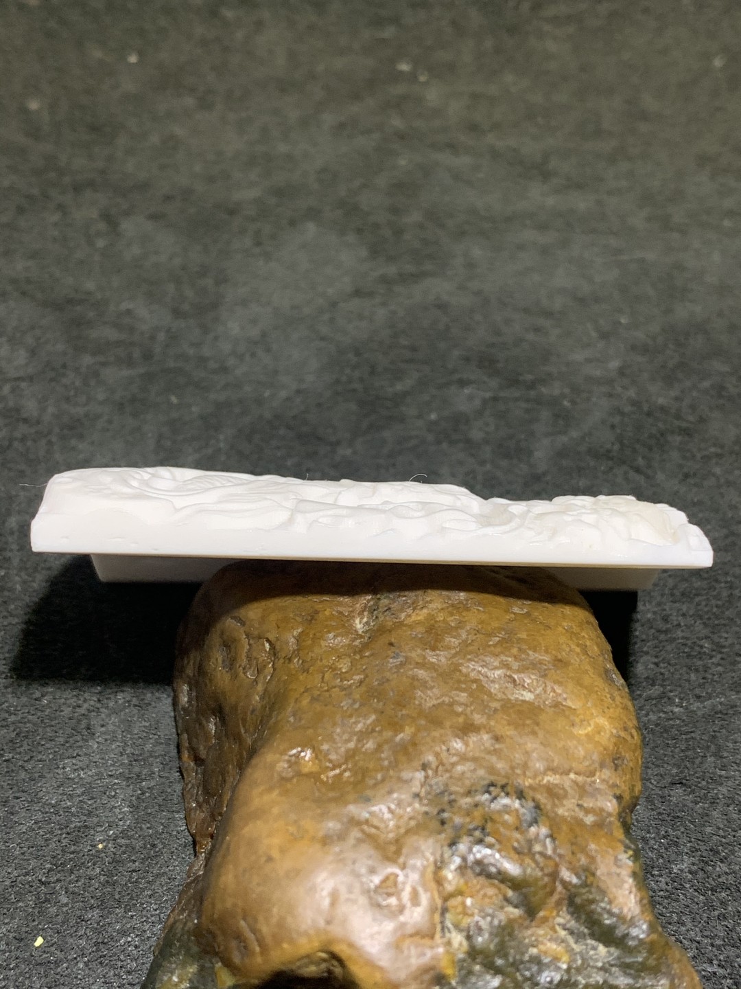 精美牛骨雕刻忠义关二爷牌子一块，