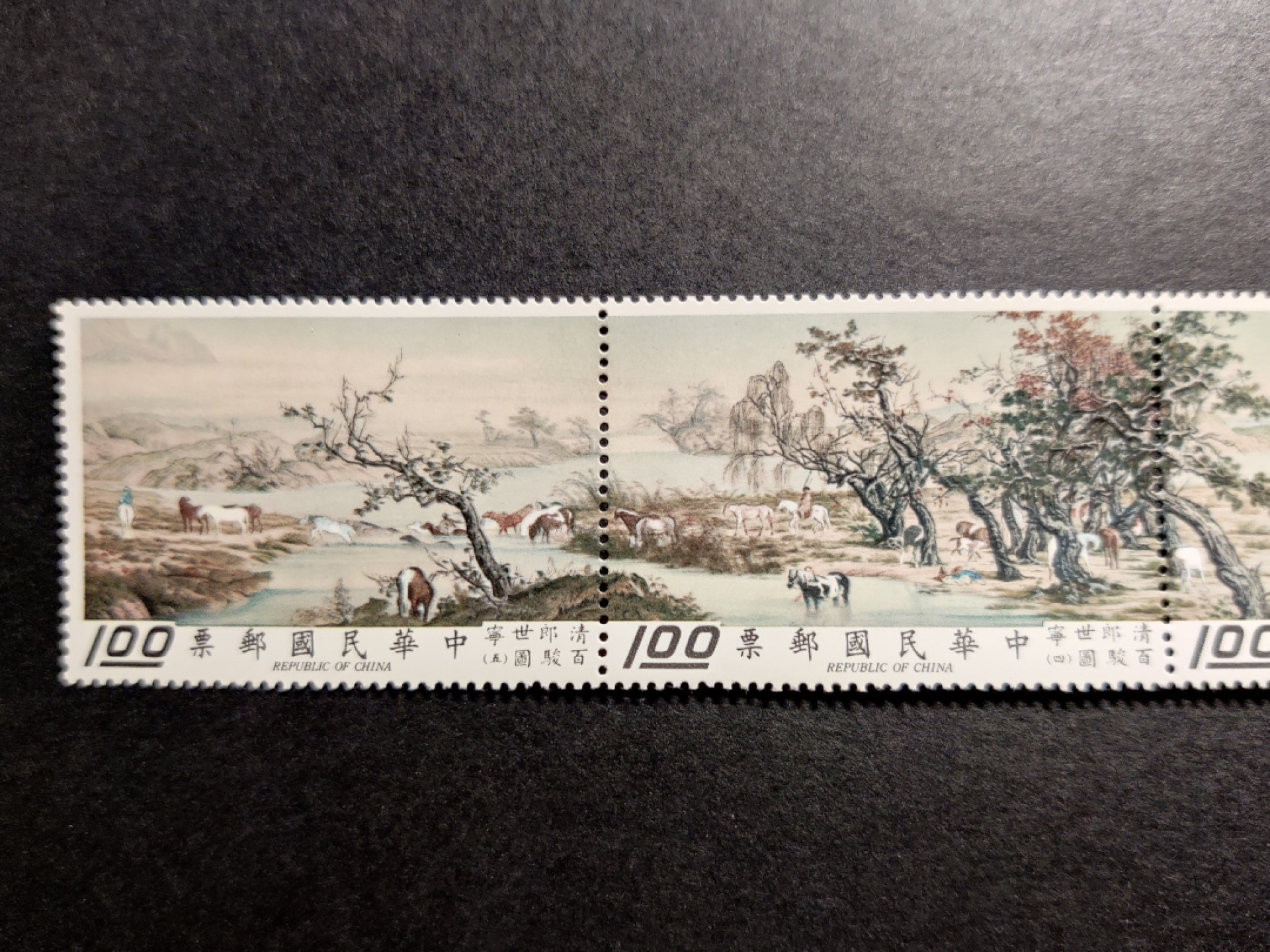 洪涛臻品批发群  精选邮票限时拍卖第九十八期 经典名票 故宫古画 郎世宁百骏图 面艳背白票挺 齿间无折！ 原胶润亮无贴！极轻微镊子印见背图，对于该长幅联票可以忽略。图2参考资料。