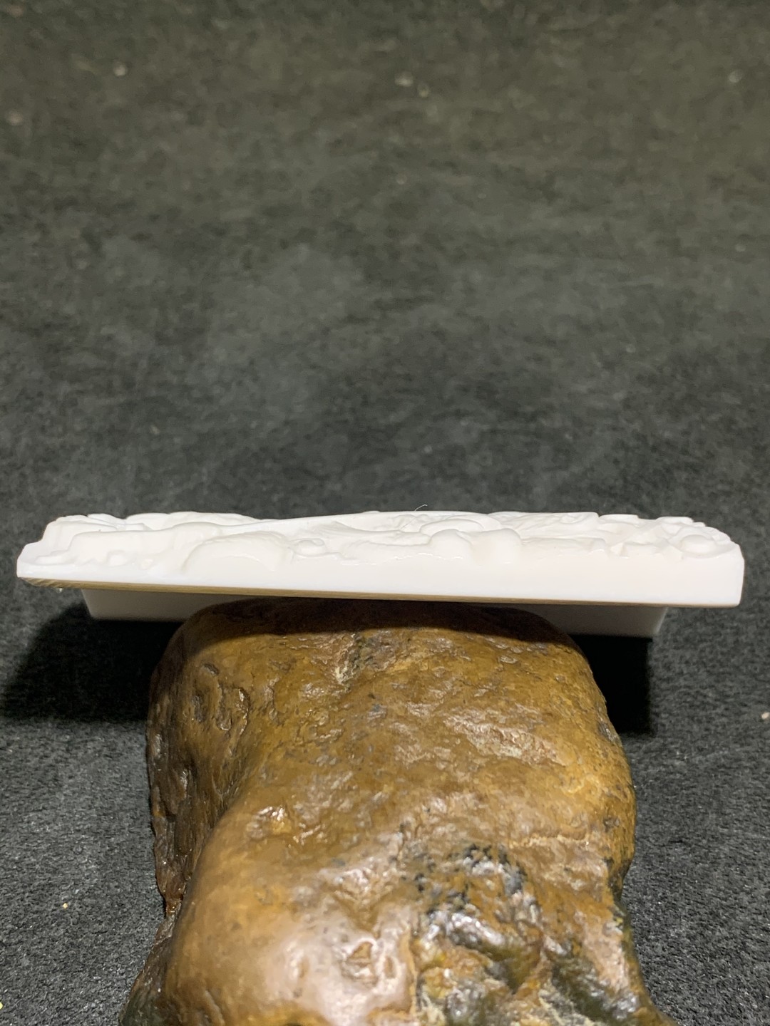 精美牛骨雕刻忠义关二爷牌子一块，