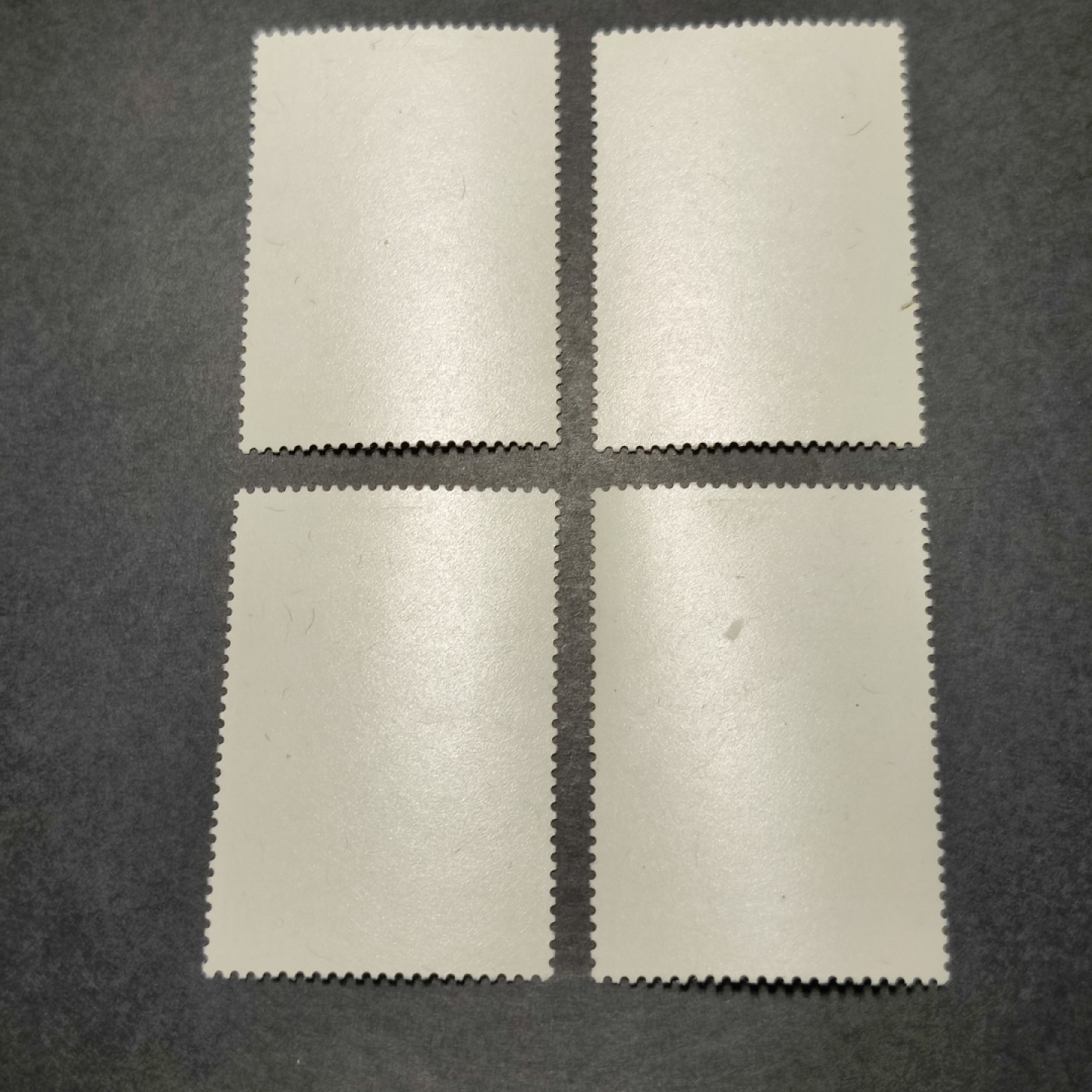 洪涛臻品批发群  精选邮票限时拍卖第九十八期 经典名票 故宫古画(二) 四皇图 4全新 票面鲜艳 原胶润亮！ 角尖齿全！ 极轻微贴痕 朱元璋有镊子印