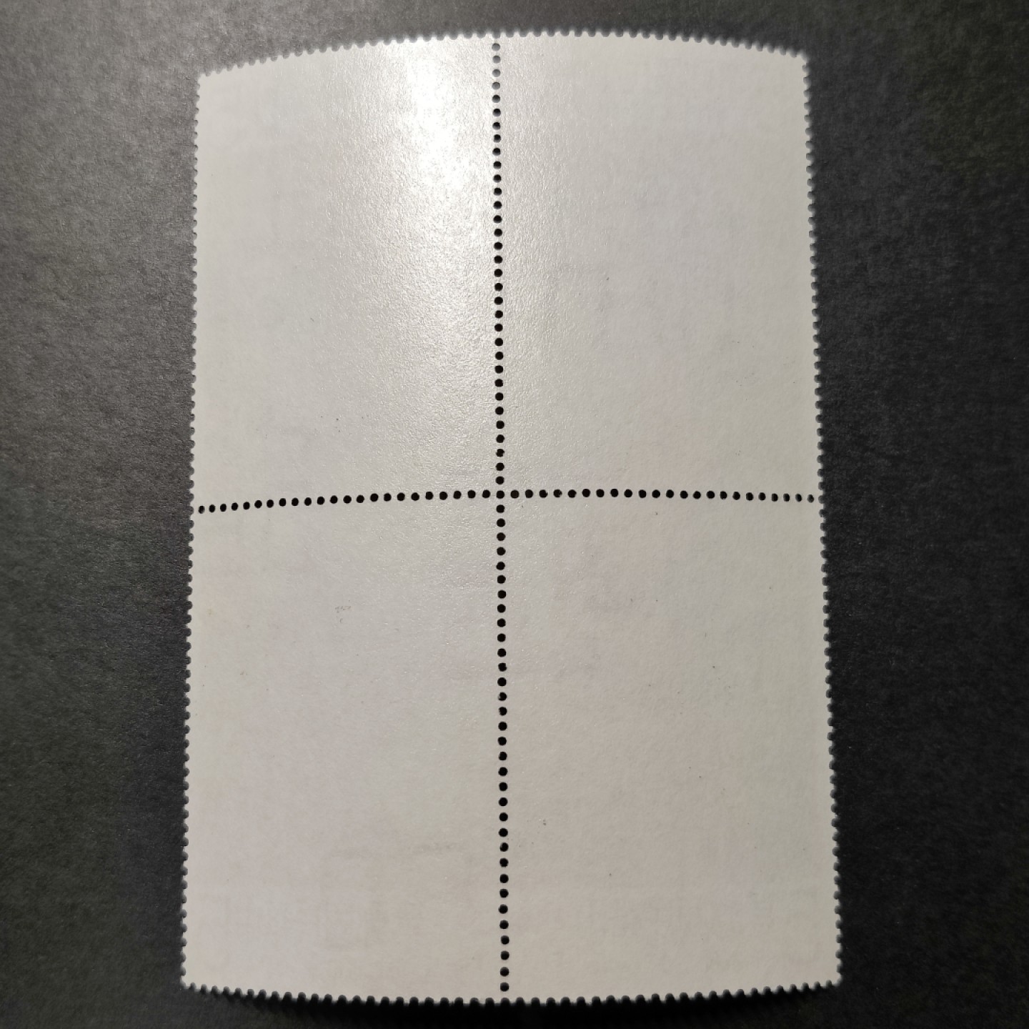 洪涛臻品批发群  精选邮票限时拍卖第九十八期 故宫古画 明仇英山水画 4全套方联 角尖齿全 票面明亮鲜艳 背面雪白嫩滑  原胶润亮全品！(图2是参考资料，背面有黄的售价198元，实际不是内芯，这就是正式发行的套票！)
