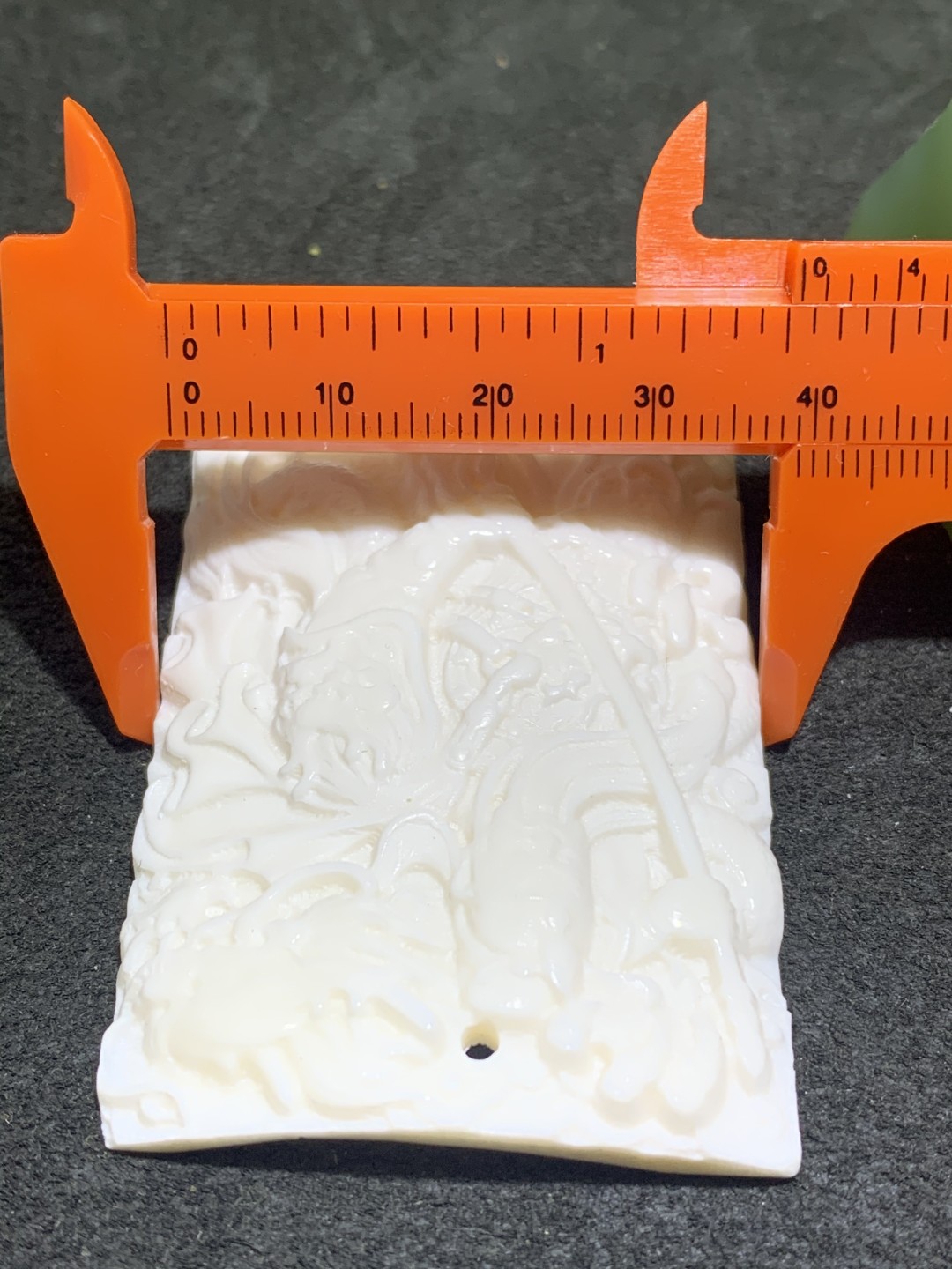 精美牛骨雕刻忠义关二爷牌子一块，