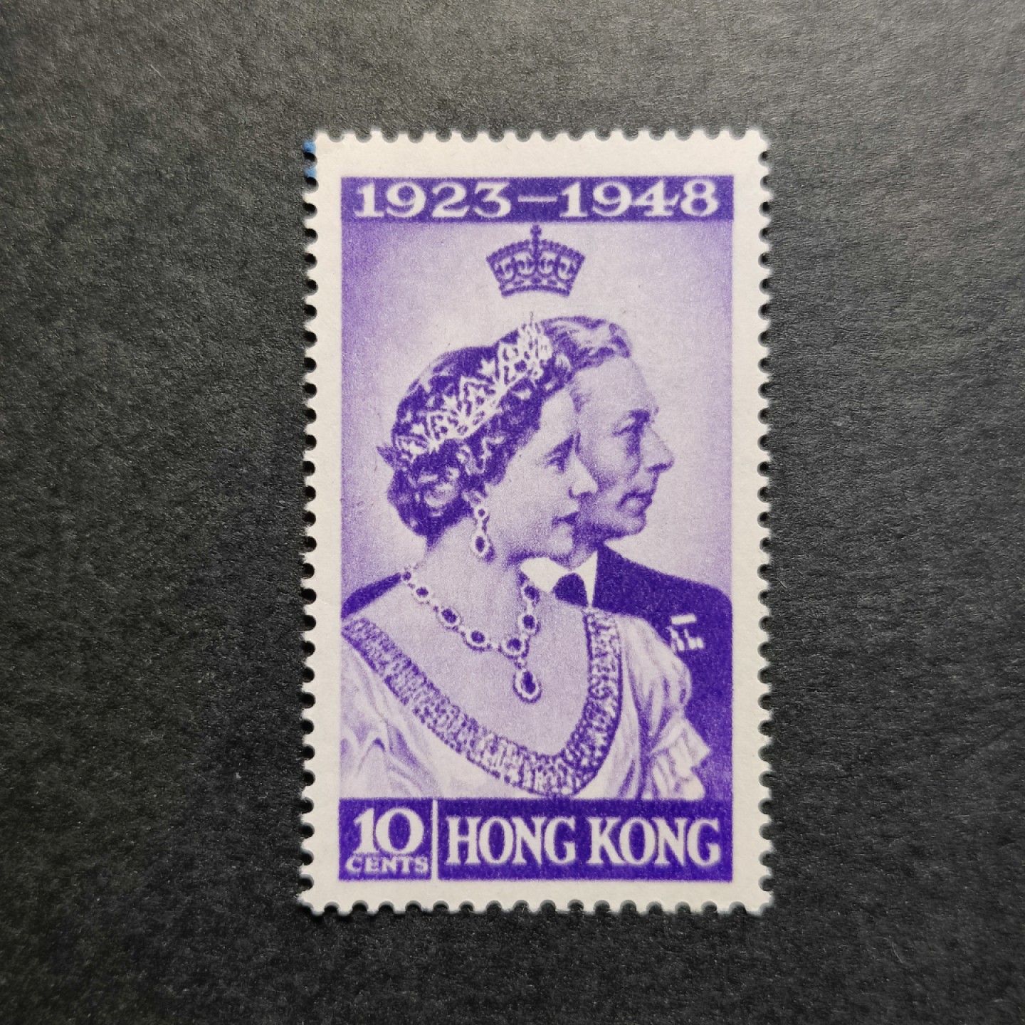 洪涛臻品批发群  精选邮票限时拍卖第一百零四期 1948乔治六世登基（伊丽莎白二世女王爸爸） 原胶润亮轻贴 左上两齿染色