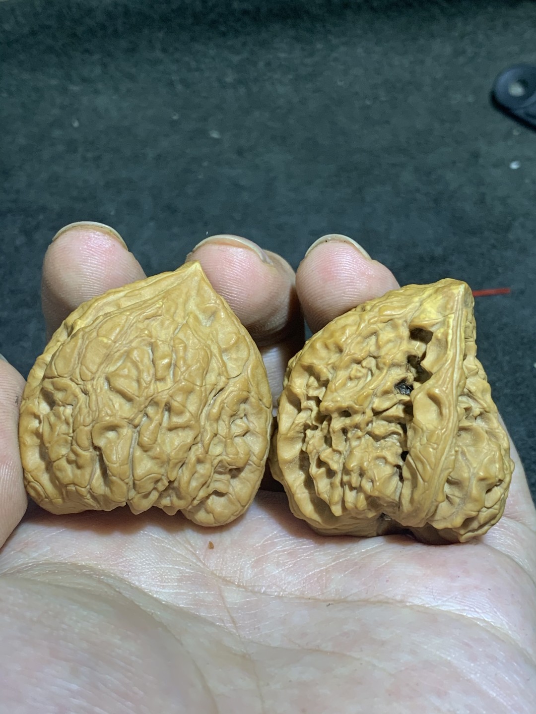 仅此一对，精美野生异型王勇官帽文玩麻核桃一对！