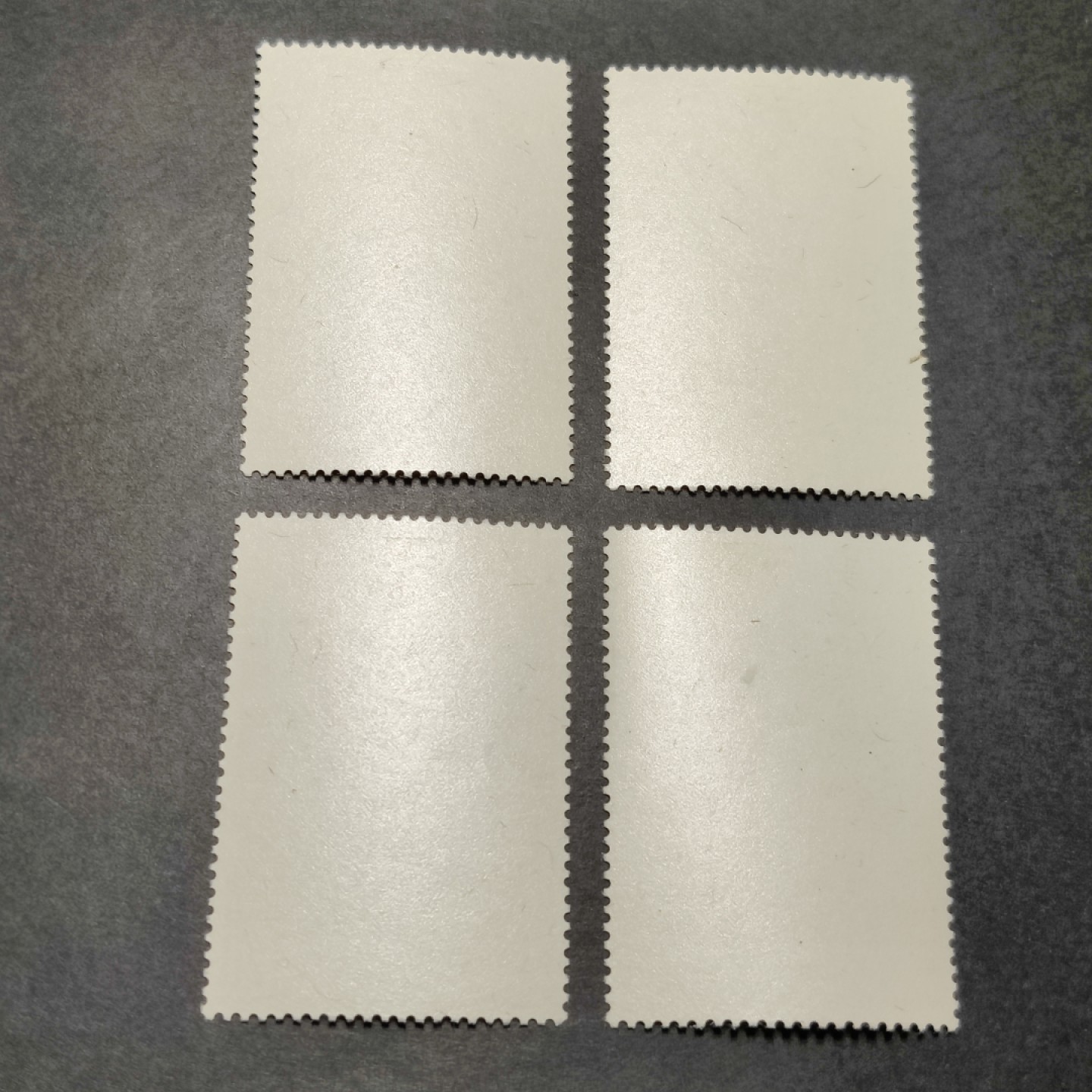 洪涛臻品批发群  精选邮票限时拍卖第九十八期 经典名票 故宫古画(二) 四皇图 4全新 票面鲜艳 原胶润亮！ 角尖齿全！ 极轻微贴痕 朱元璋有镊子印