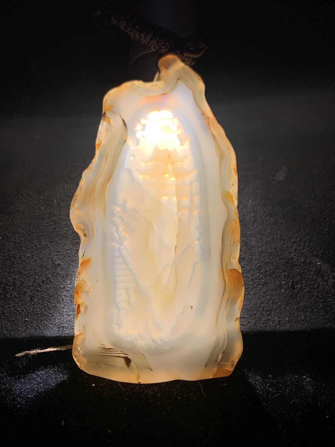 重器天然马达加斯加原皮玛瑙雕刻登山访友意境牌一块