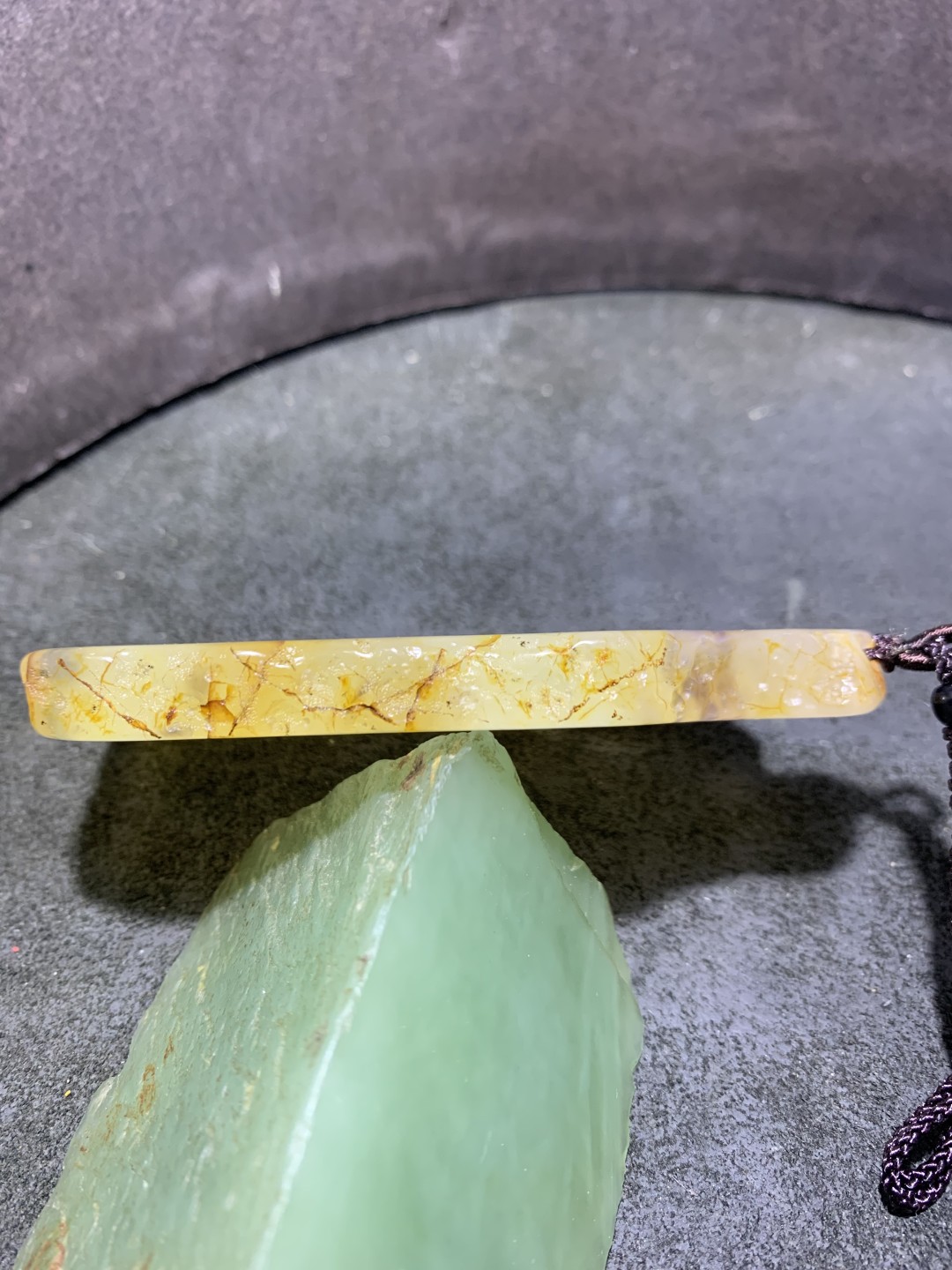 重器天然马达加斯加原皮玛瑙雕刻登山访友意境牌一块