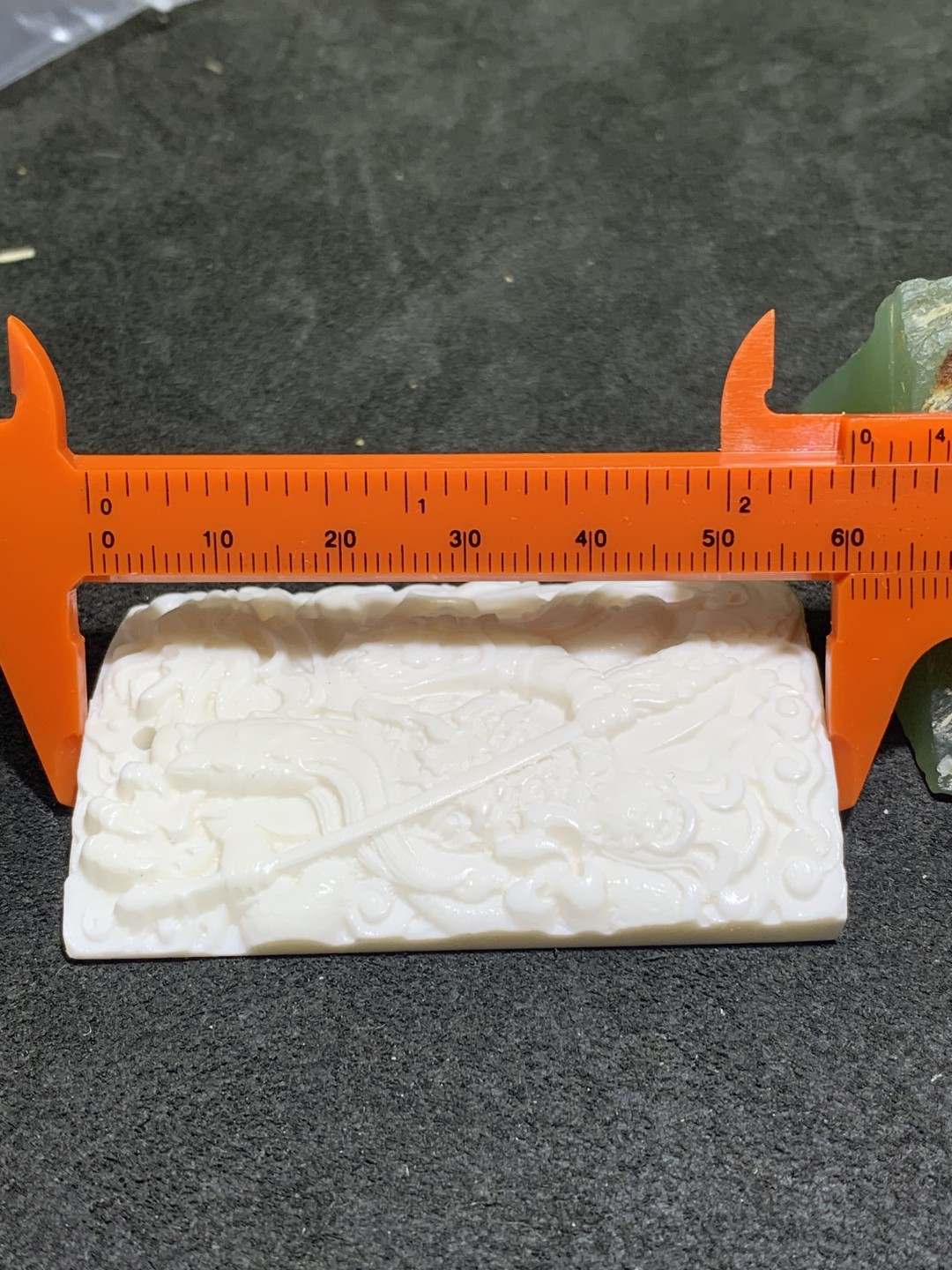 精美牛骨雕刻忠义关二爷牌子一块，