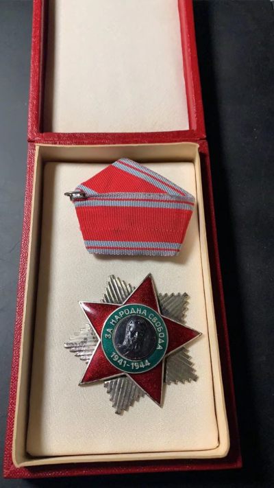 戎马世界章牌大赏（第17期） - 保加利亚二级为人民自由解放勋章早期版带原盒，上挂断了