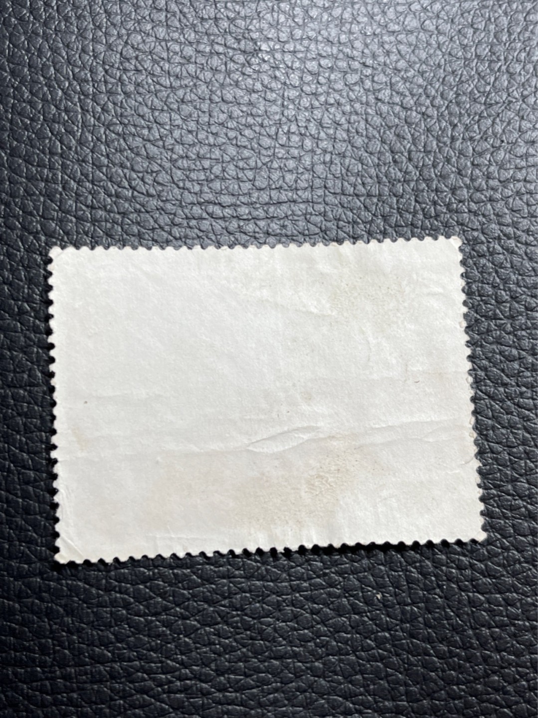 洪涛臻品批发群  精选邮票限时拍卖第一百七十七期 文3大全之（大旗）信销票★总筋★无缺角，无揭薄，轻微裂口，正面轻微受损，在信销票里品相算非常不错的了，无缺齿，好品相的信销票可遇不可求！！忠爱信销票的老板把握机会！！仅此一枚，终生保真。