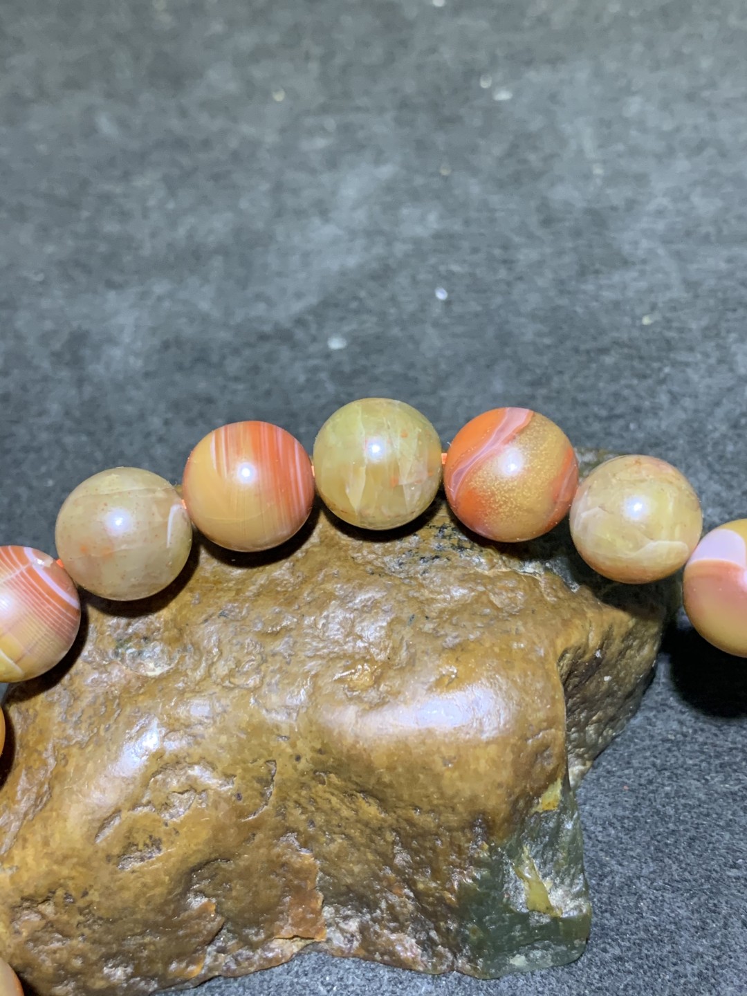 川料南红玛瑙黄皮包浆料手串一条，