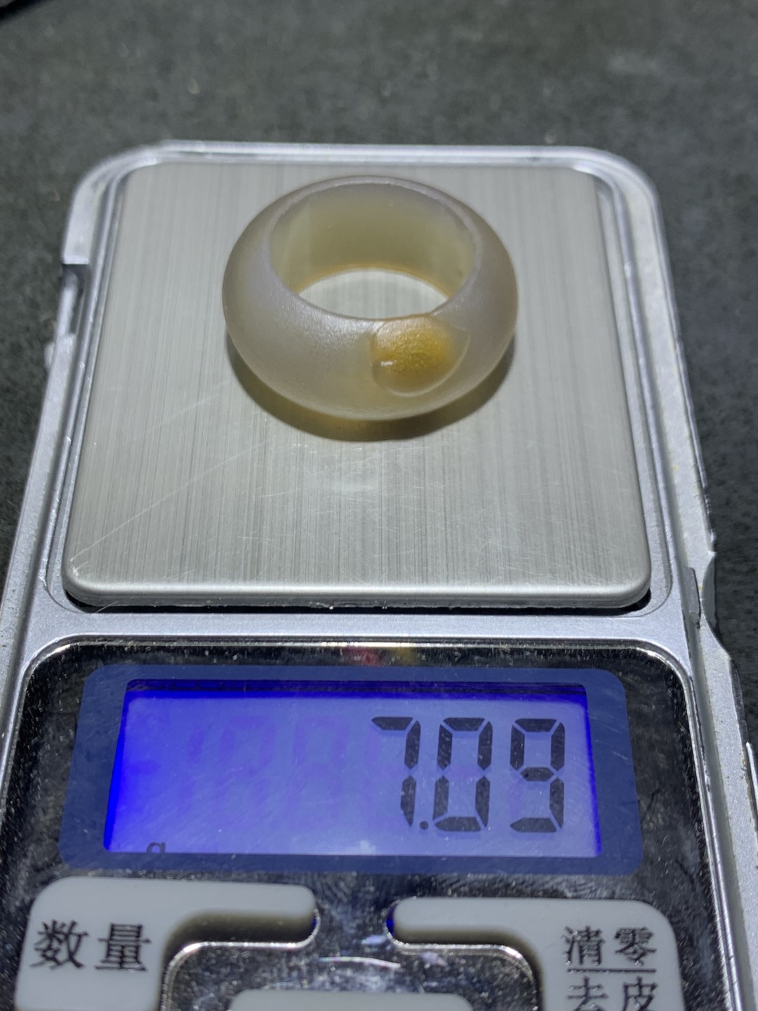 精美亚光高润度冻料漂金沙蒙料战国红玛瑙雕刻爱心扳指一个，