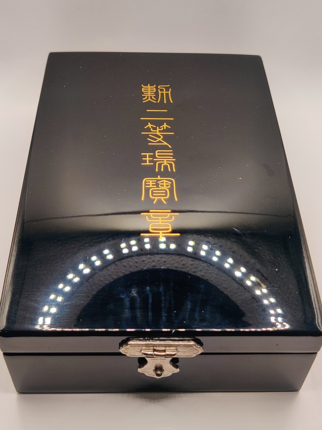 全场0元起拍 第19期 咸鱼国勋章拍卖专场 12月4日（周日）下午6：00开始 日本二等瑞宝章 银制珐琅带盒带略 品相如图，所见即所得，一经出售概不退换