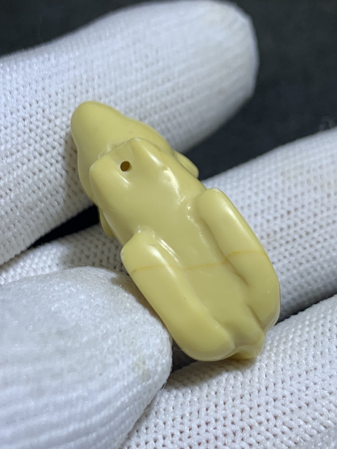 精美高玉化金膏玉雕刻鼠来宝吊坠一个，