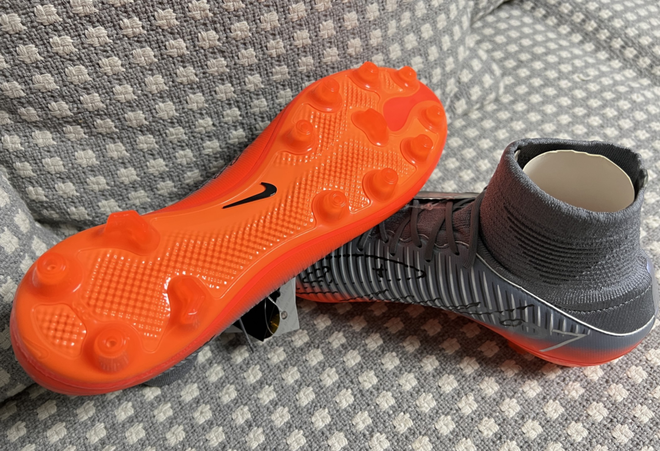 零元拍：克里斯蒂亚诺-罗纳尔多亲笔签名Nike刺客CR7 AG战靴，签的真的贼漂亮，保存特别好，签于C罗中国行！