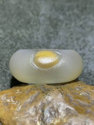 精美亚光高润度冻料漂金沙蒙料战国红玛瑙雕刻爱心扳指一个， - 精美亚光高润度冻料漂金沙蒙料战国红玛瑙雕刻爱心扳指一个，