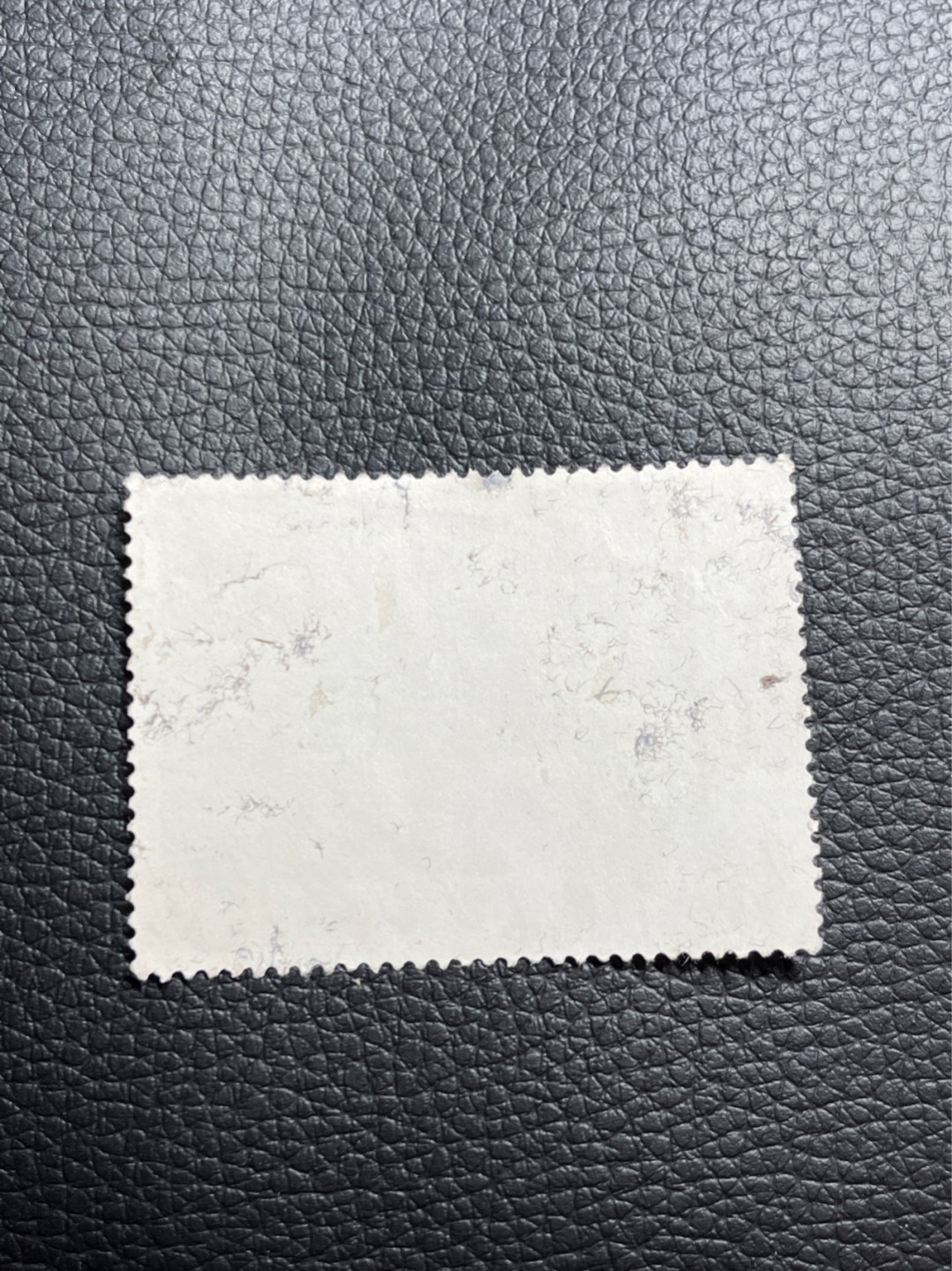 洪涛臻品批发群  精选邮票限时拍卖第一百七十七期 文2坐像信销票★筋票★无裂口，无揭薄，无缺角，如此品相的信销票品相已经非常好了，属于信销票里的上成货。无缺齿，好品相的信销票可遇不可求！！忠爱信销票的老板把握机会！！仅此一枚，终生保真。