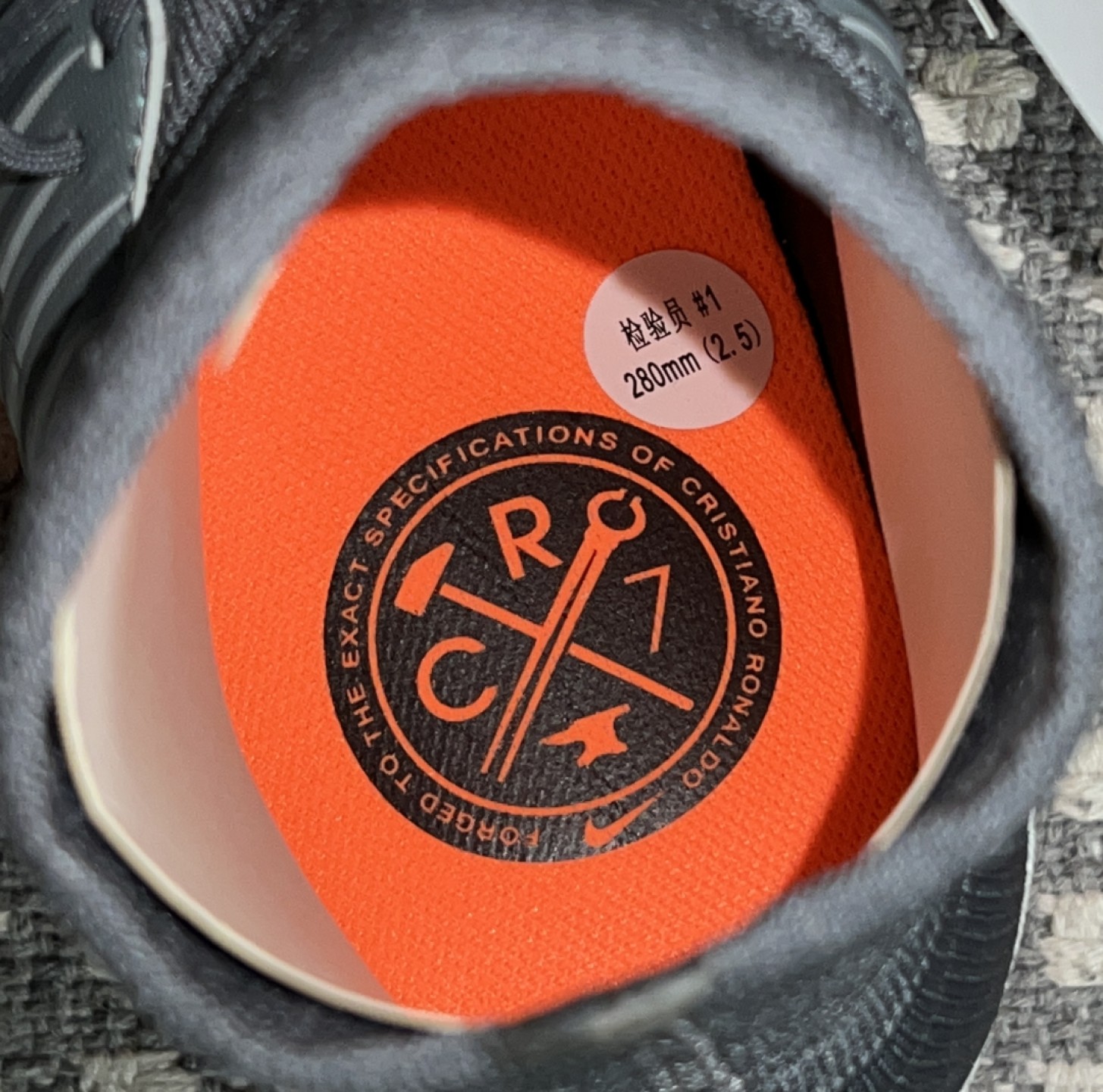 零元拍：克里斯蒂亚诺-罗纳尔多亲笔签名Nike刺客CR7 AG战靴，签的真的贼漂亮，保存特别好，签于C罗中国行！
