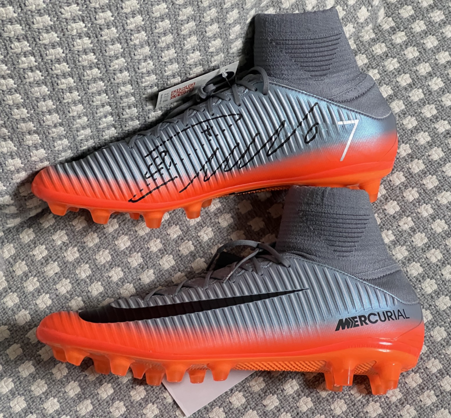 零元拍：克里斯蒂亚诺-罗纳尔多亲笔签名Nike刺客CR7 AG战靴，签的真的贼漂亮，保存特别好，签于C罗中国行！