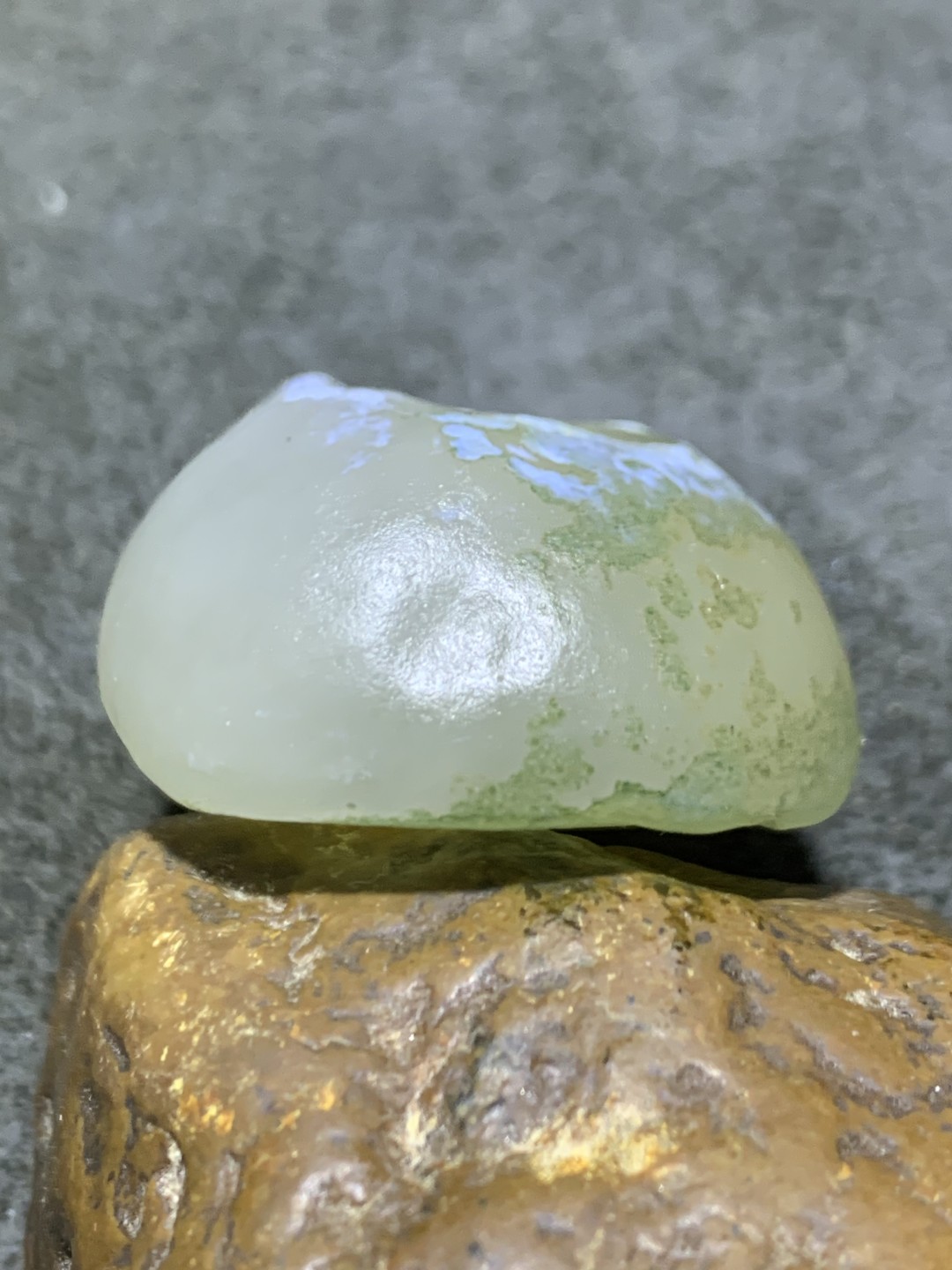 天然戈壁阿拉善玛瑙原石吊坠一个